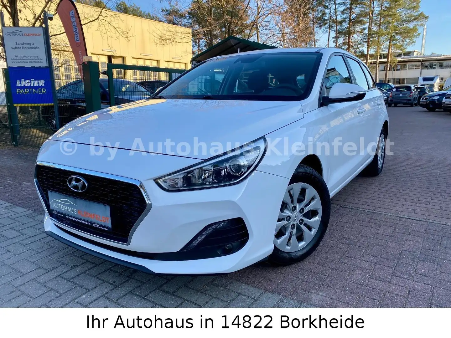 Hyundai i30 cw Pure |KLIMA|SHZ|LANE|PDC|SCHECKHEFT Weiß - 1