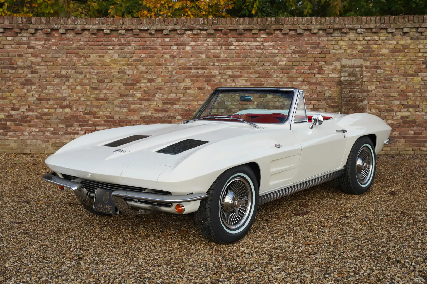 Corvette Stingray C2 Convertible "No. 1987 built" From the first bat Weiß - 1
