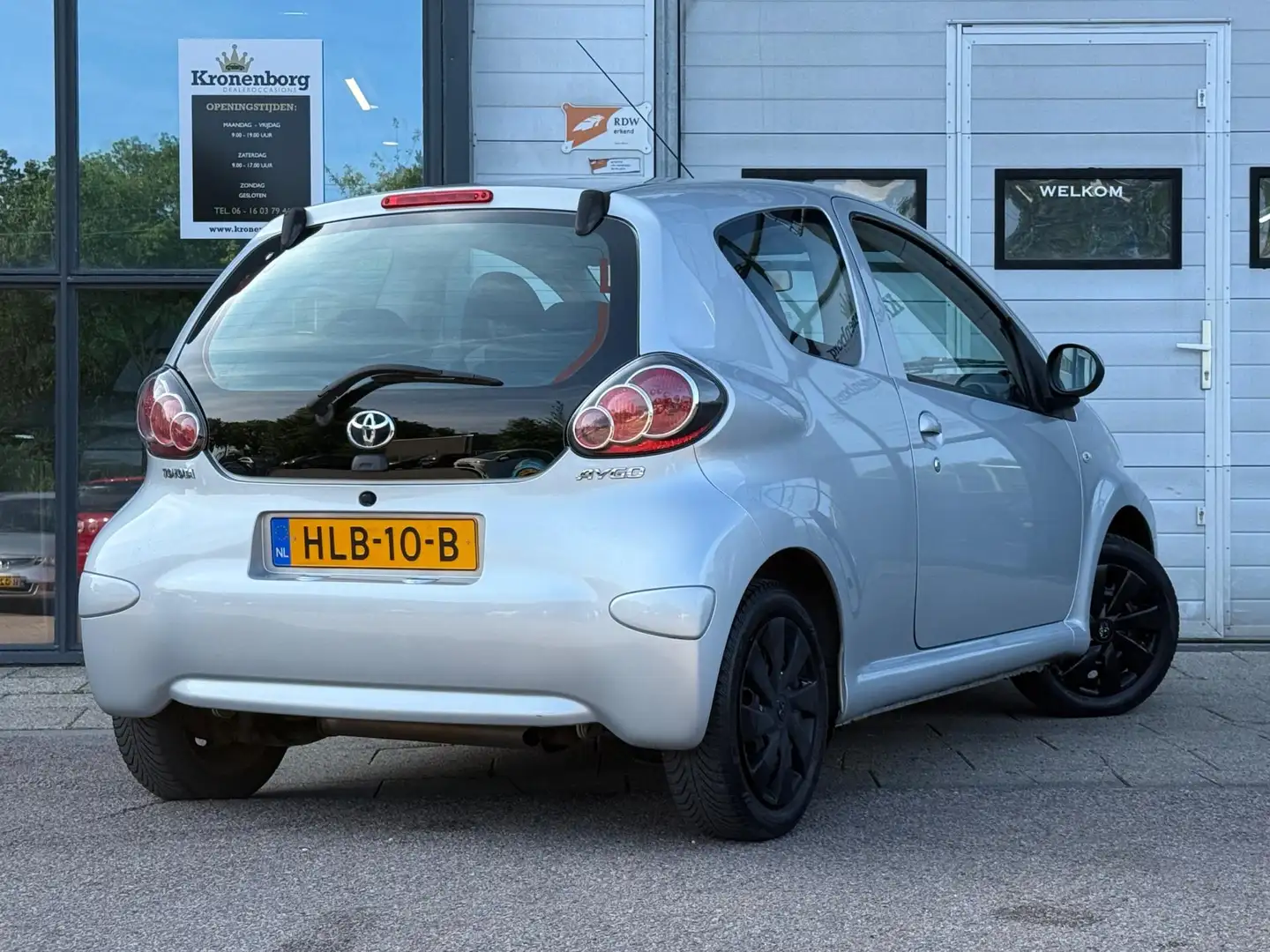 Toyota Aygo 1.0 VVT-i Access, NAP, AIRCO, APK Grijs - 2