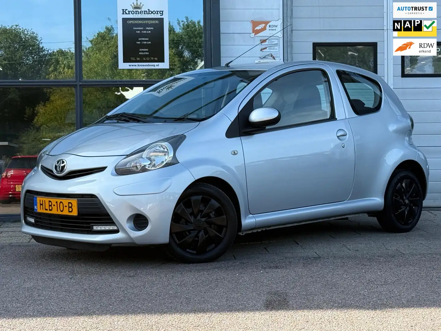 Toyota Aygo 1.0 VVT-i Access, NAP, AIRCO, APK Grijs - 1