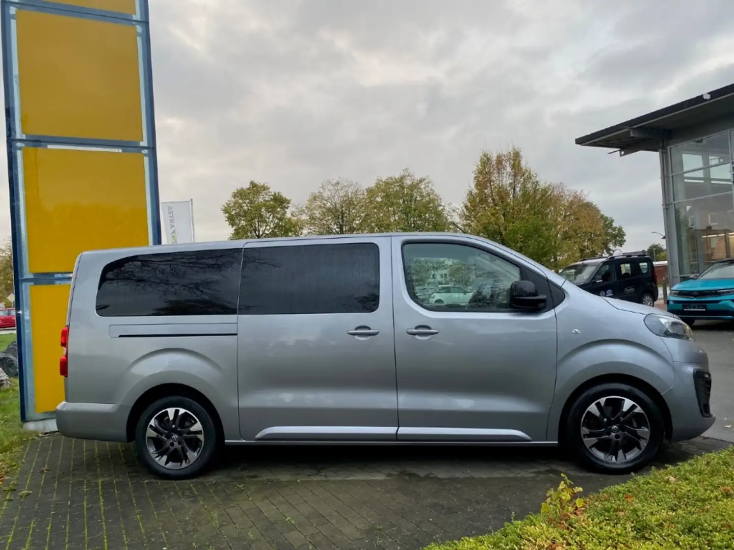 Opel Zafira Life Tourer XL Lang 8-Sitzer Pano Leder Standh HUD Navi Grau - 2