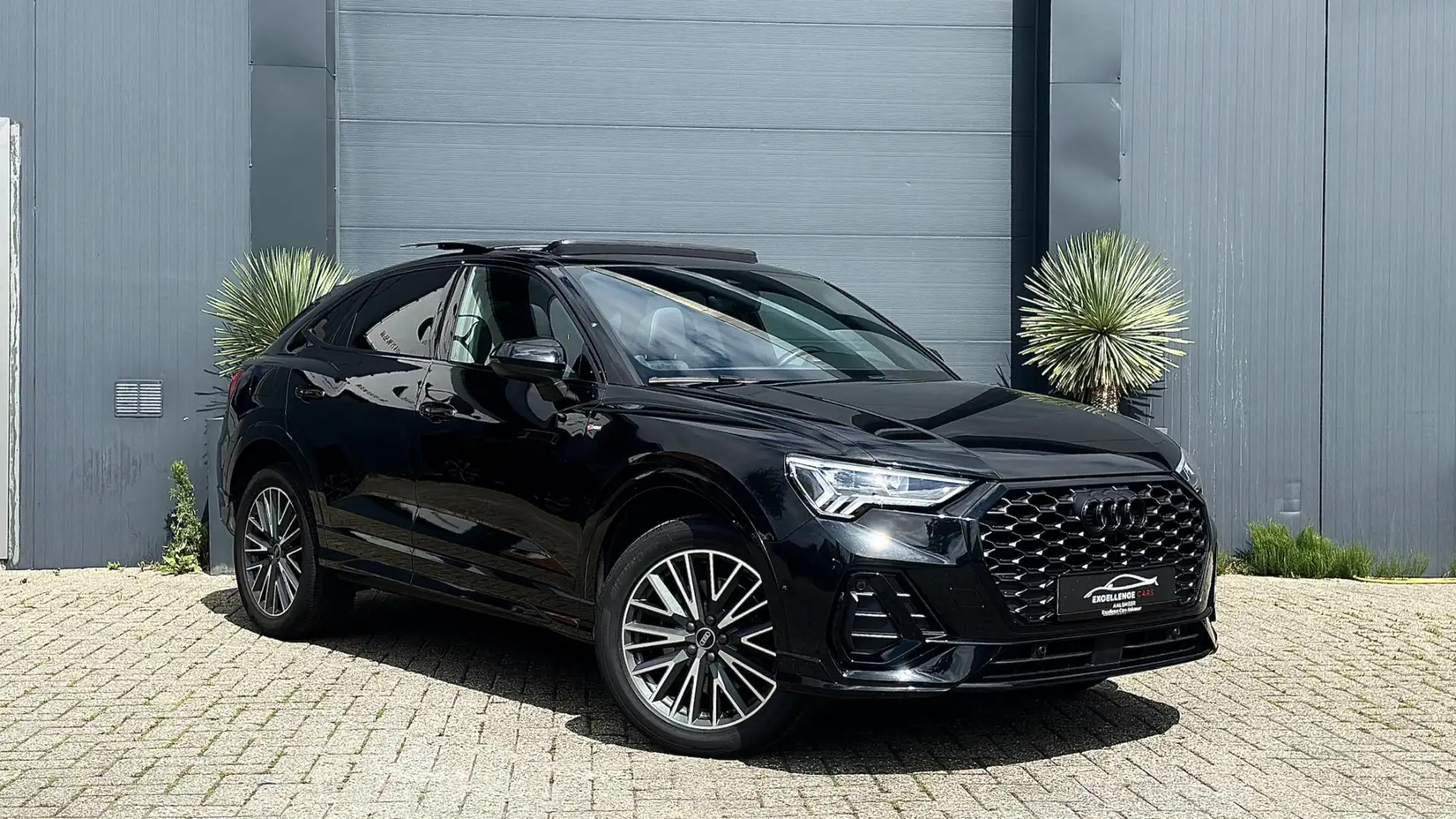 Audi Q3 Sportback 45 TFSIe 3x S-Line Pano Sfeer BTW Automa Zwart - 1