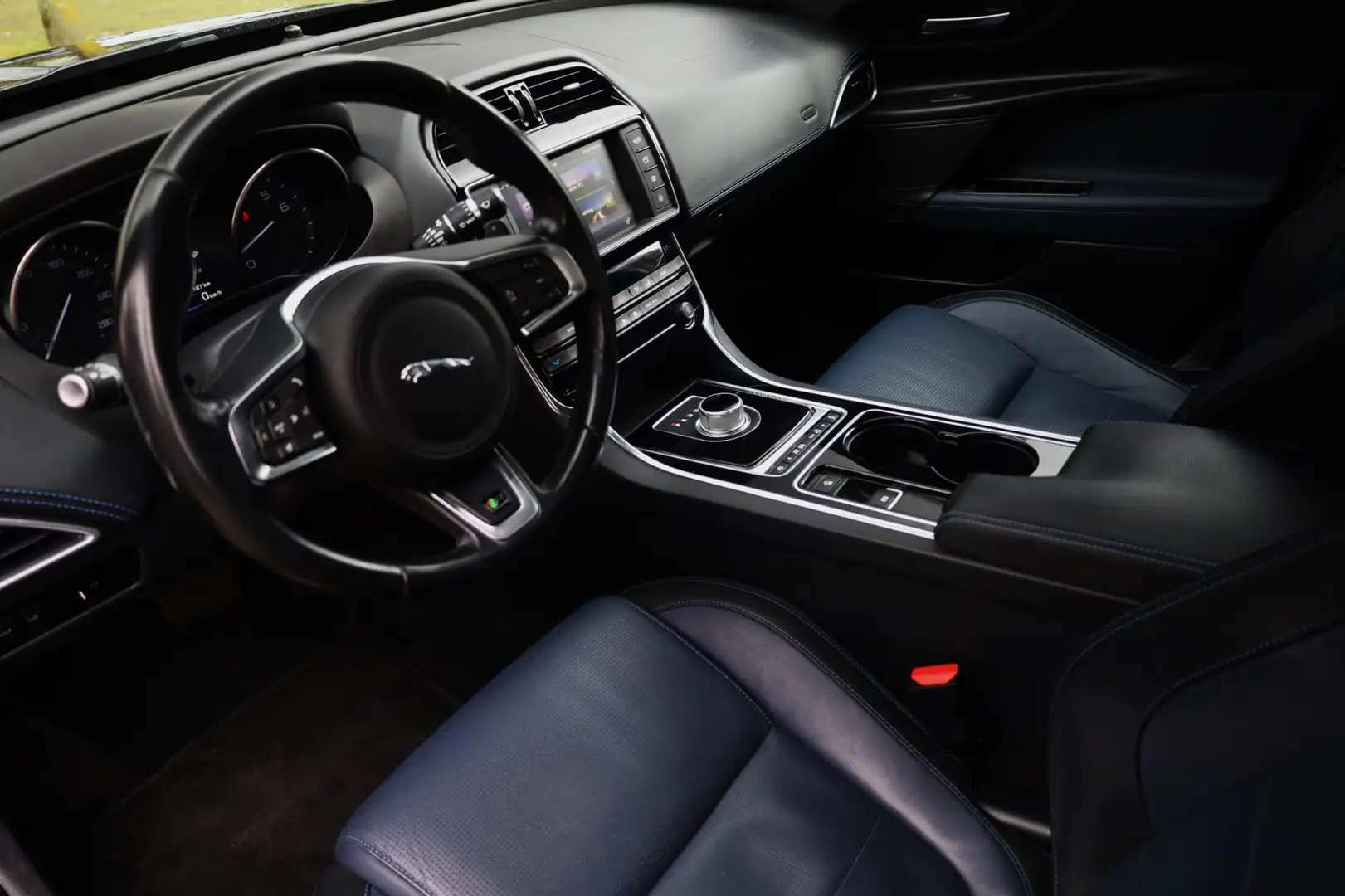 Jaguar XE 2.0 Portfolio Aut.| R-Sport | Panorama | Stoelverw Zwart - 2
