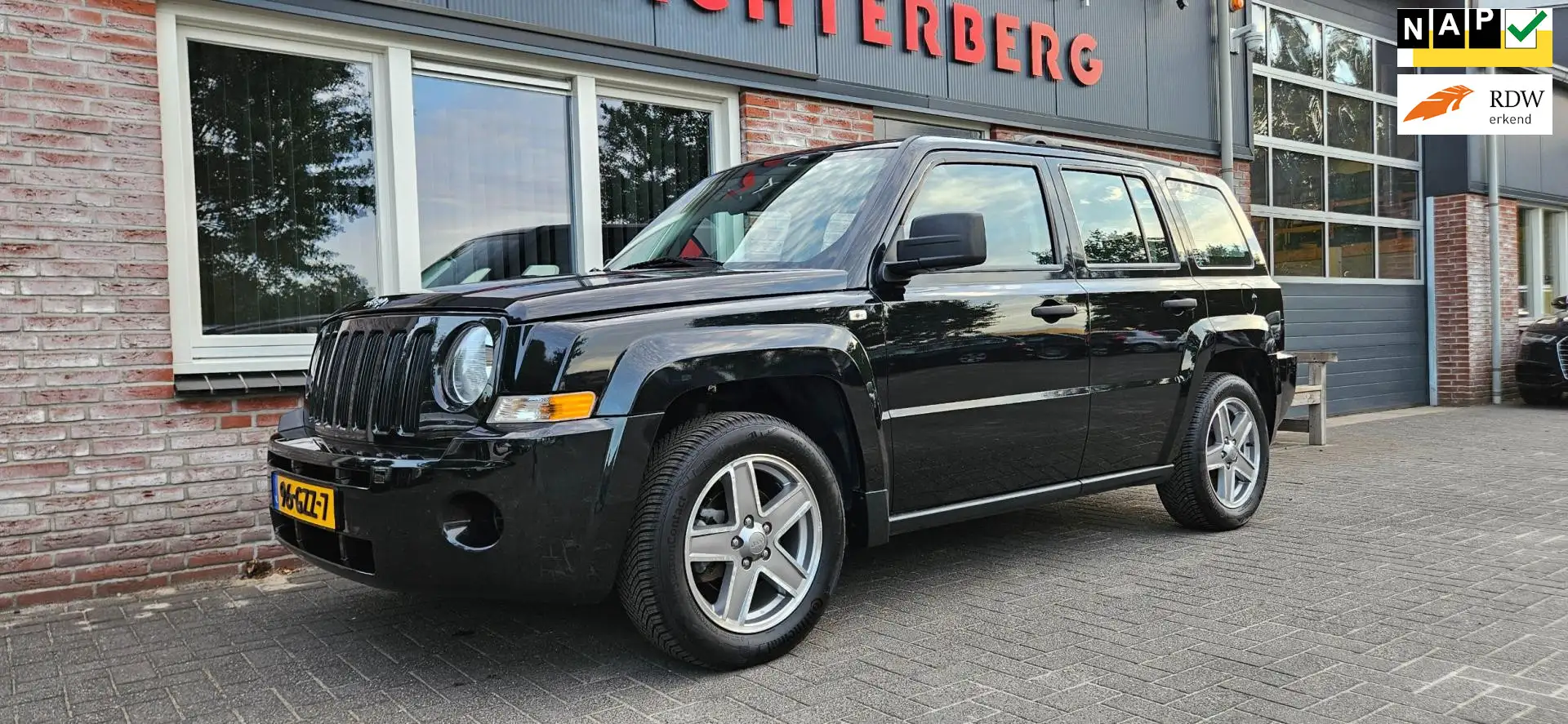 Jeep Patriot 2.4 Sport Adventure Trekhaak! 4WD! Airco! NAP! Sch Negru - 1
