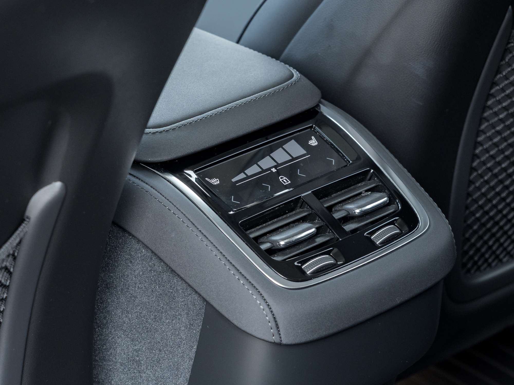 2026 Volvo XC90 B6 AWD PLUS Dark Theme 7-Seater-CPO RATE fr 2.99%* thumb 25