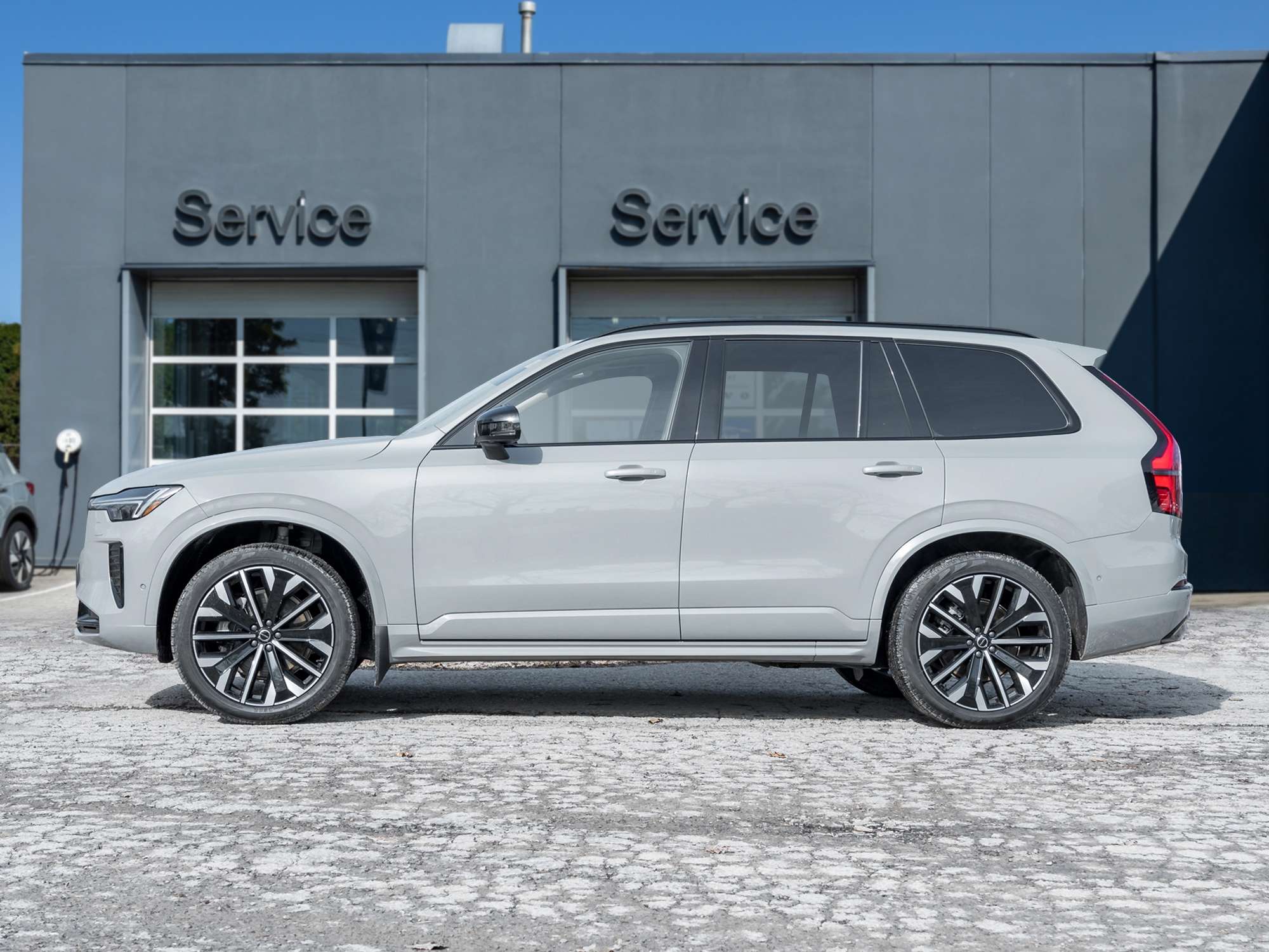 2026 Volvo XC90 B6 AWD PLUS Dark Theme 7-Seater-CPO RATE fr 2.99%* alt 4