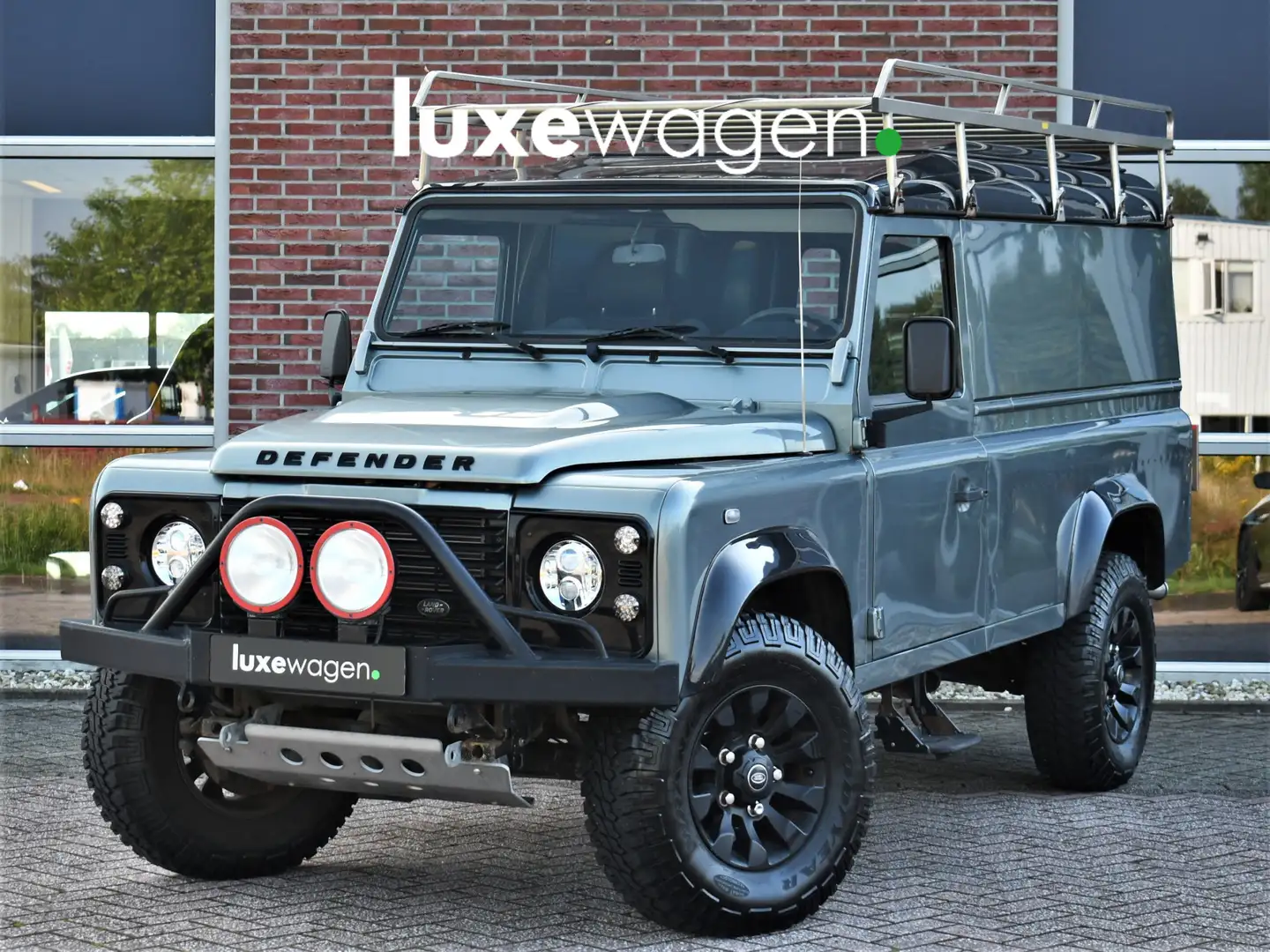 Land Rover Defender 110 2.2 TD4 Hard Top 1e eig. NL-auto Black-pack Grijs - 1