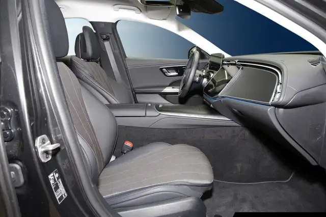 Mercedes-Benz E view 6