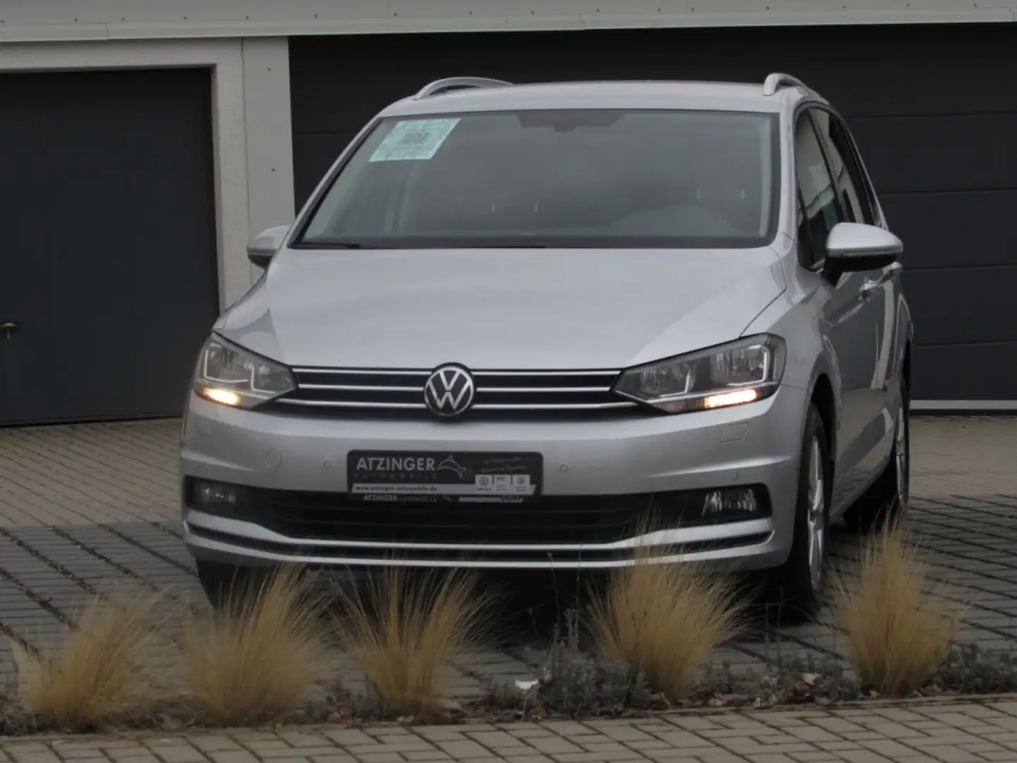 Volkswagen Touran Active 2,0l TDI DAB 7-Sitzer Navi Klima Klima Silber - 2