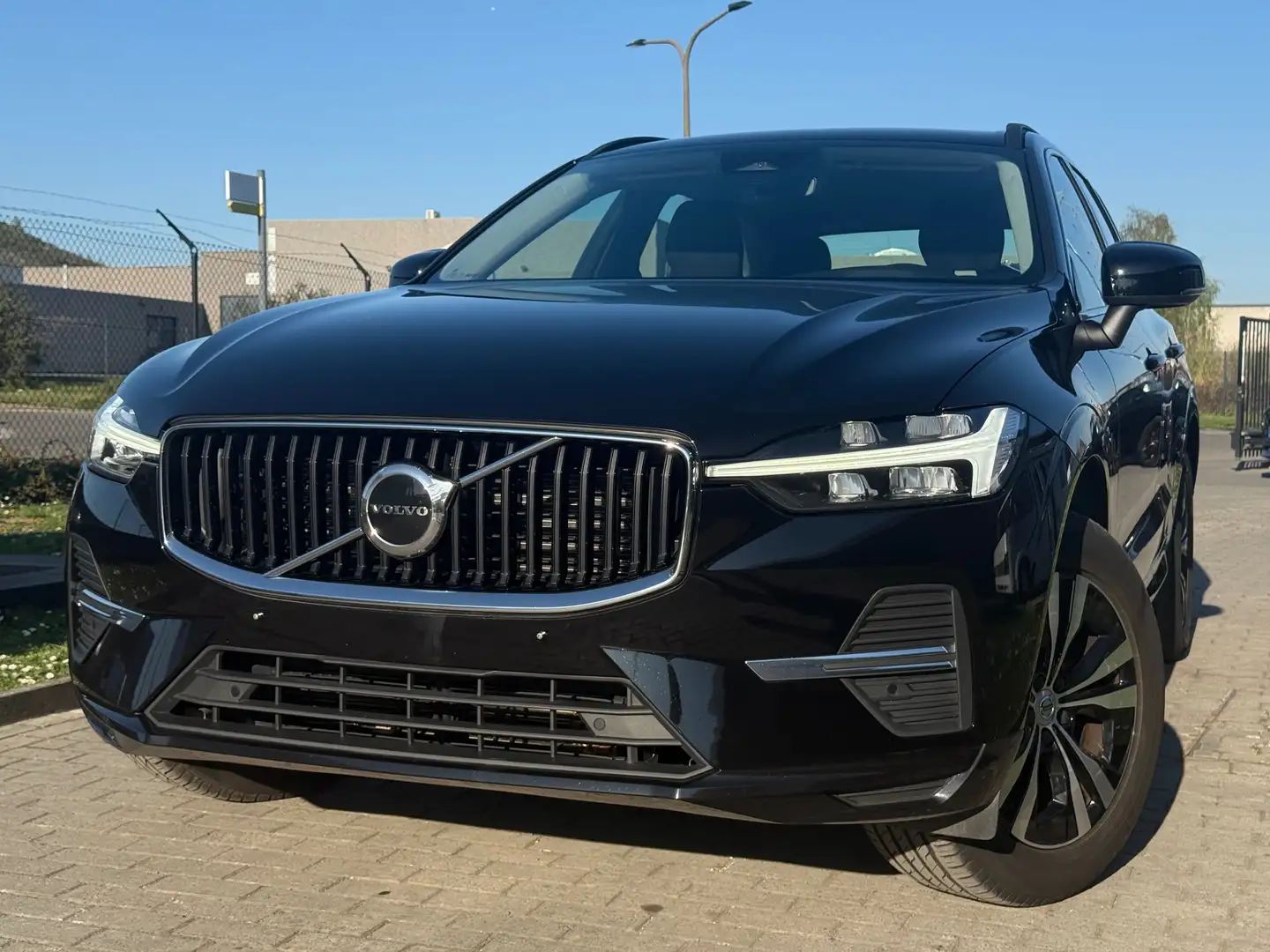 Volvo XC60 Momentum Pro B4 AWD Hybrid diesel Noir - 1
