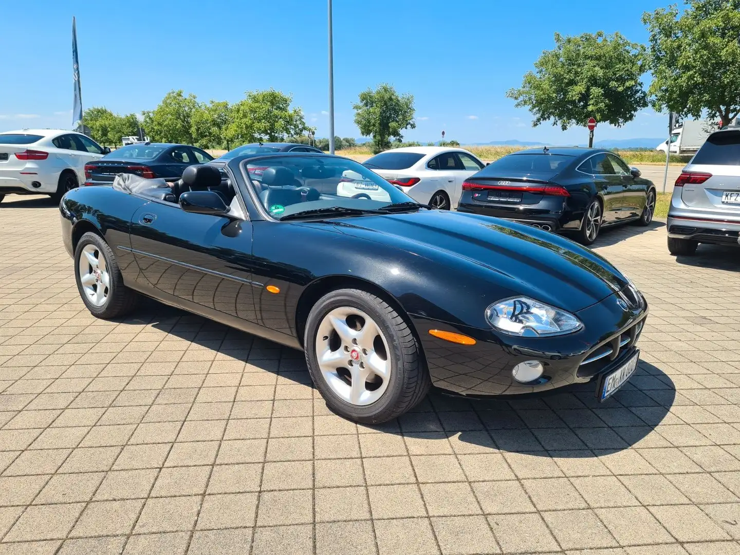 Jaguar XK8 Cabriolet 4.0 V8 Top Zustand! Schwarz - 2