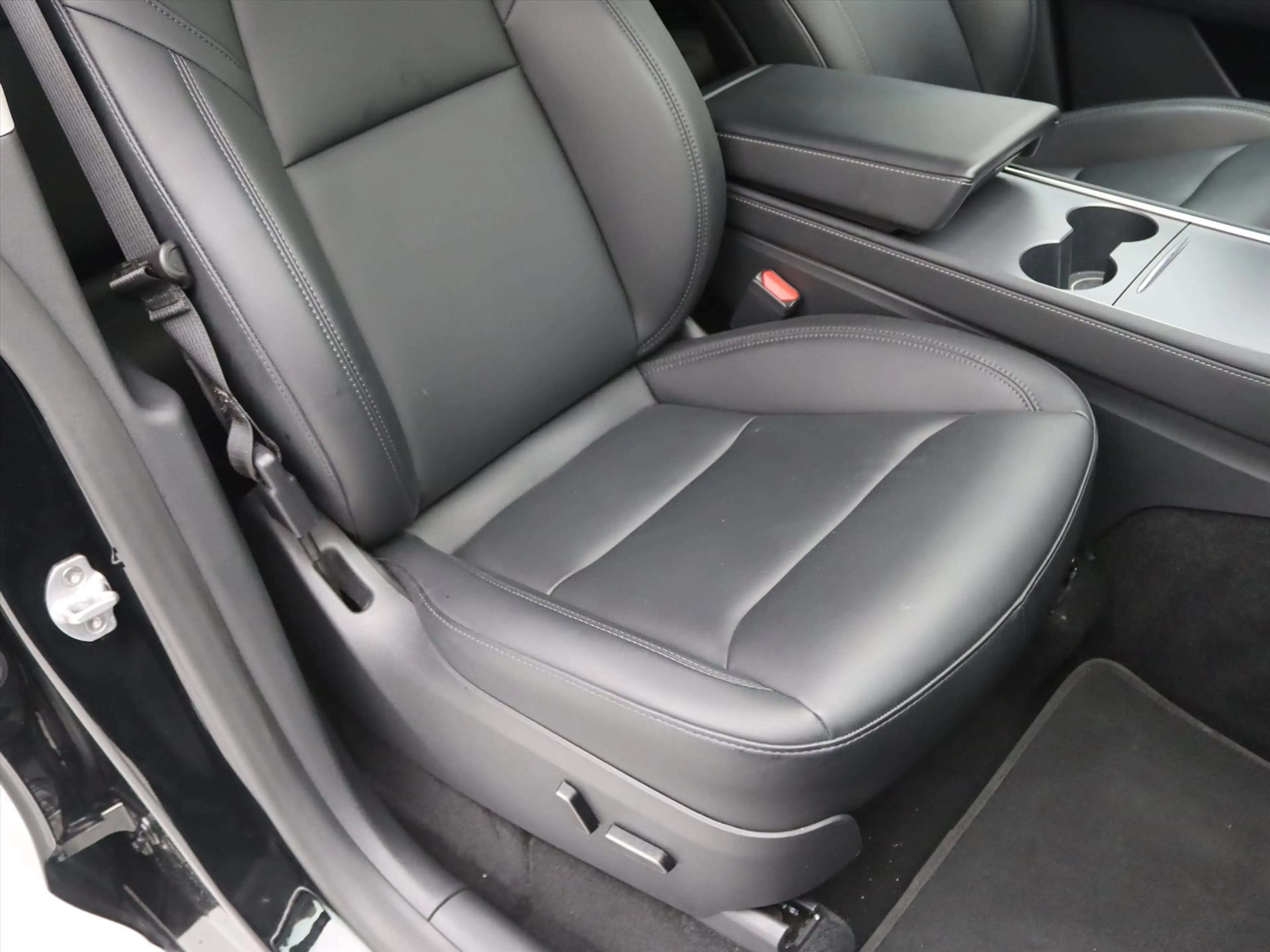 Tesla Model Y Long Range AWD 75kWh 351pk 93% SoH [ TREKHAAK+AMD — photo 16
