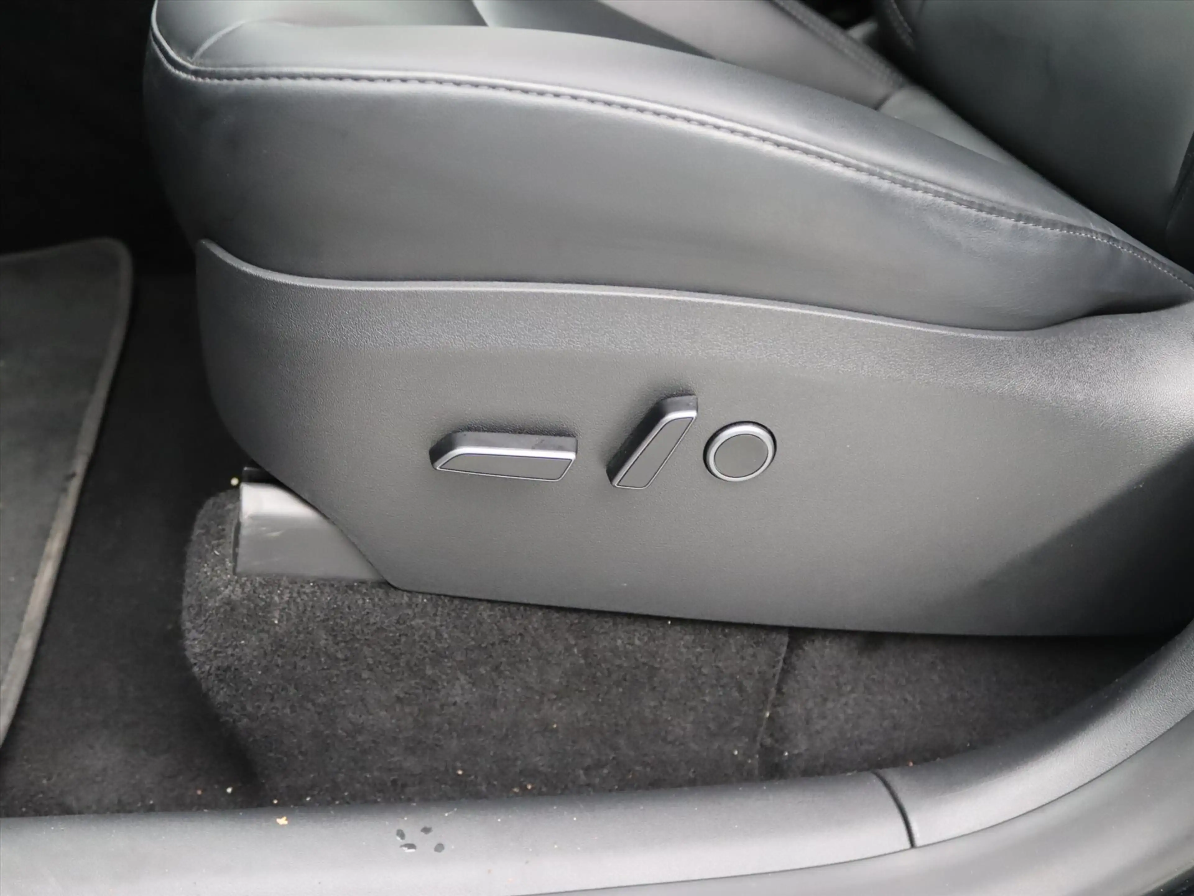 Tesla Model Y Long Range AWD 75kWh 351pk 93% SoH [ TREKHAAK+AMD — photo 18
