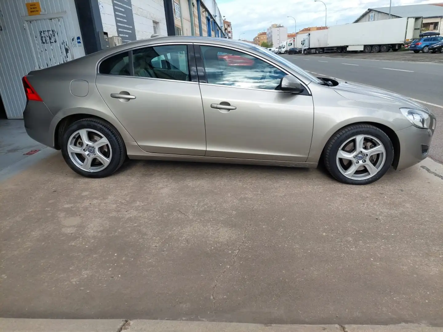 Volvo S60 2.0 T Summum Aut. Beige - 2
