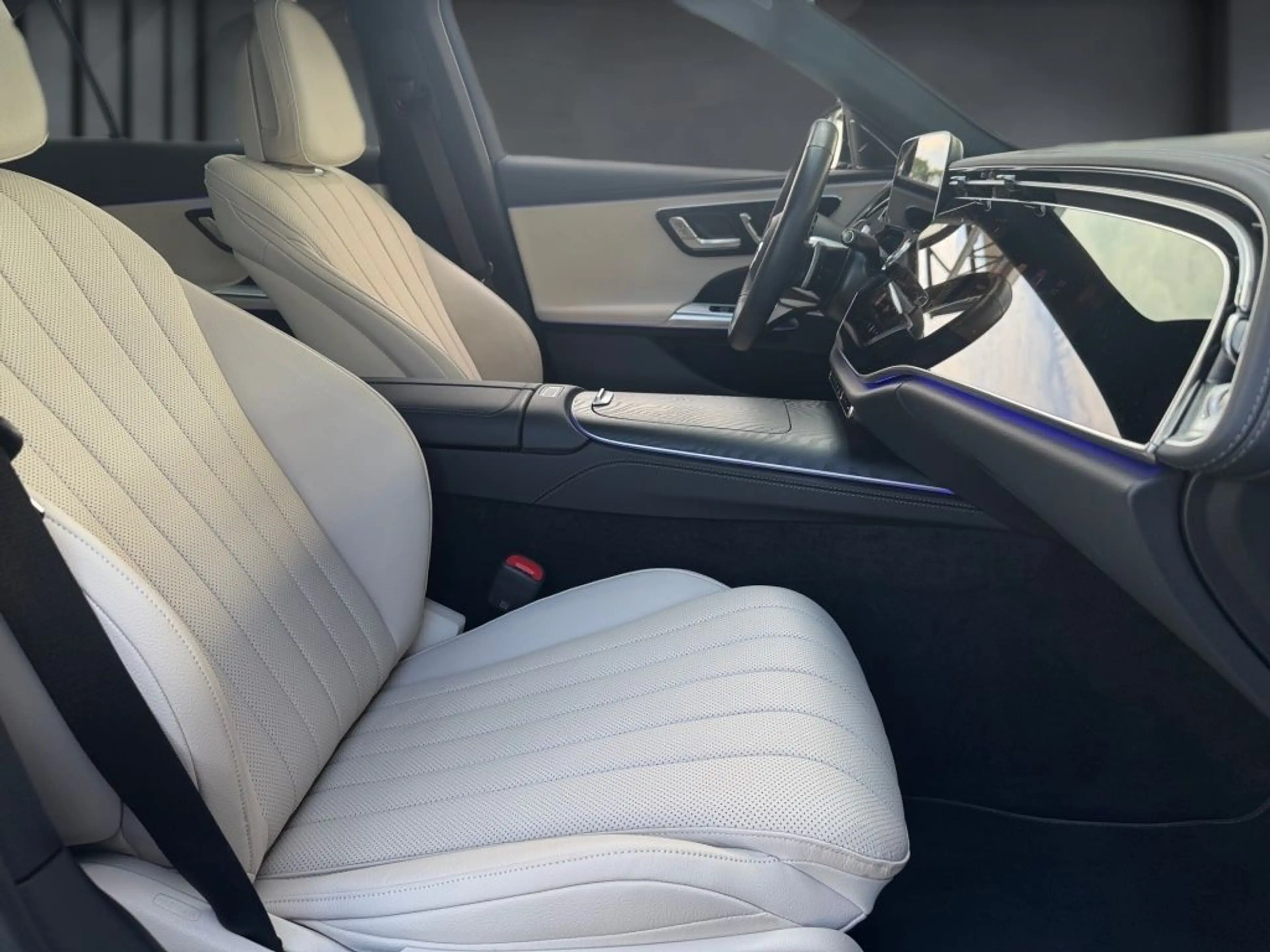 Mercedes-Benz E 300 de 4M AMG. Pano, Superscreen, Beige Int. — photo 5