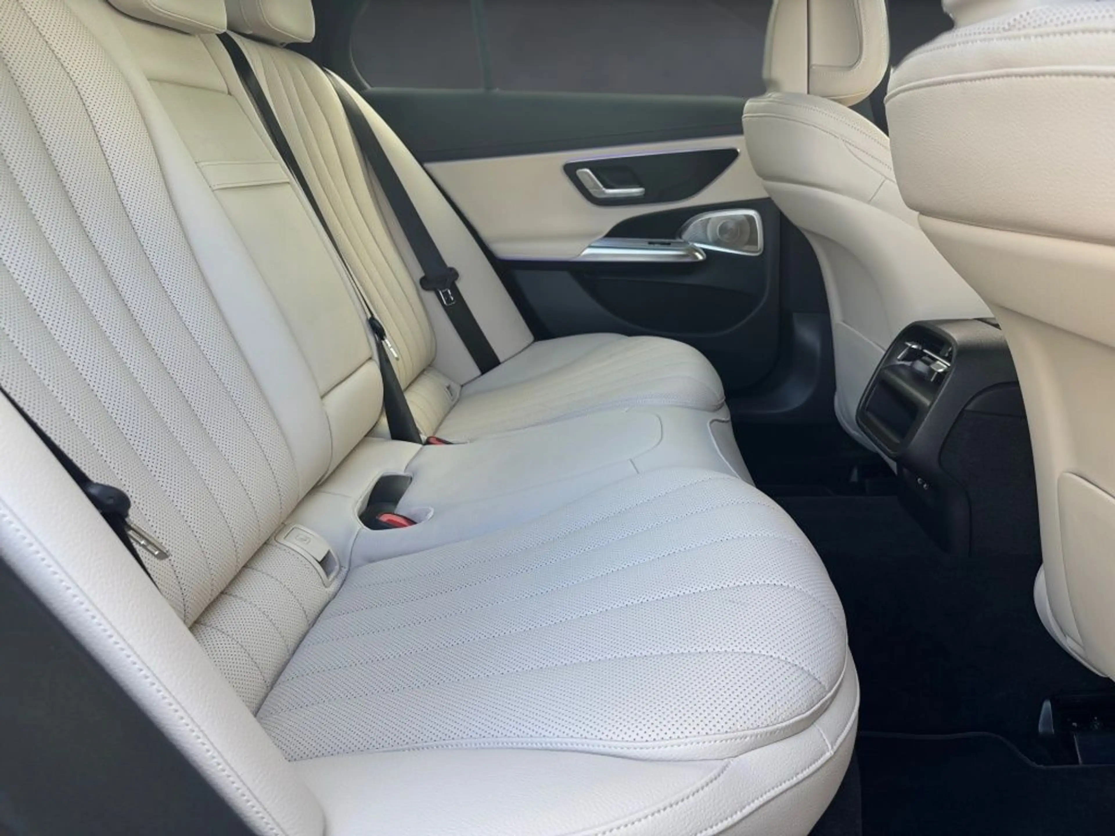 Mercedes-Benz E 300 de 4M AMG. Pano, Superscreen, Beige Int. — photo 4