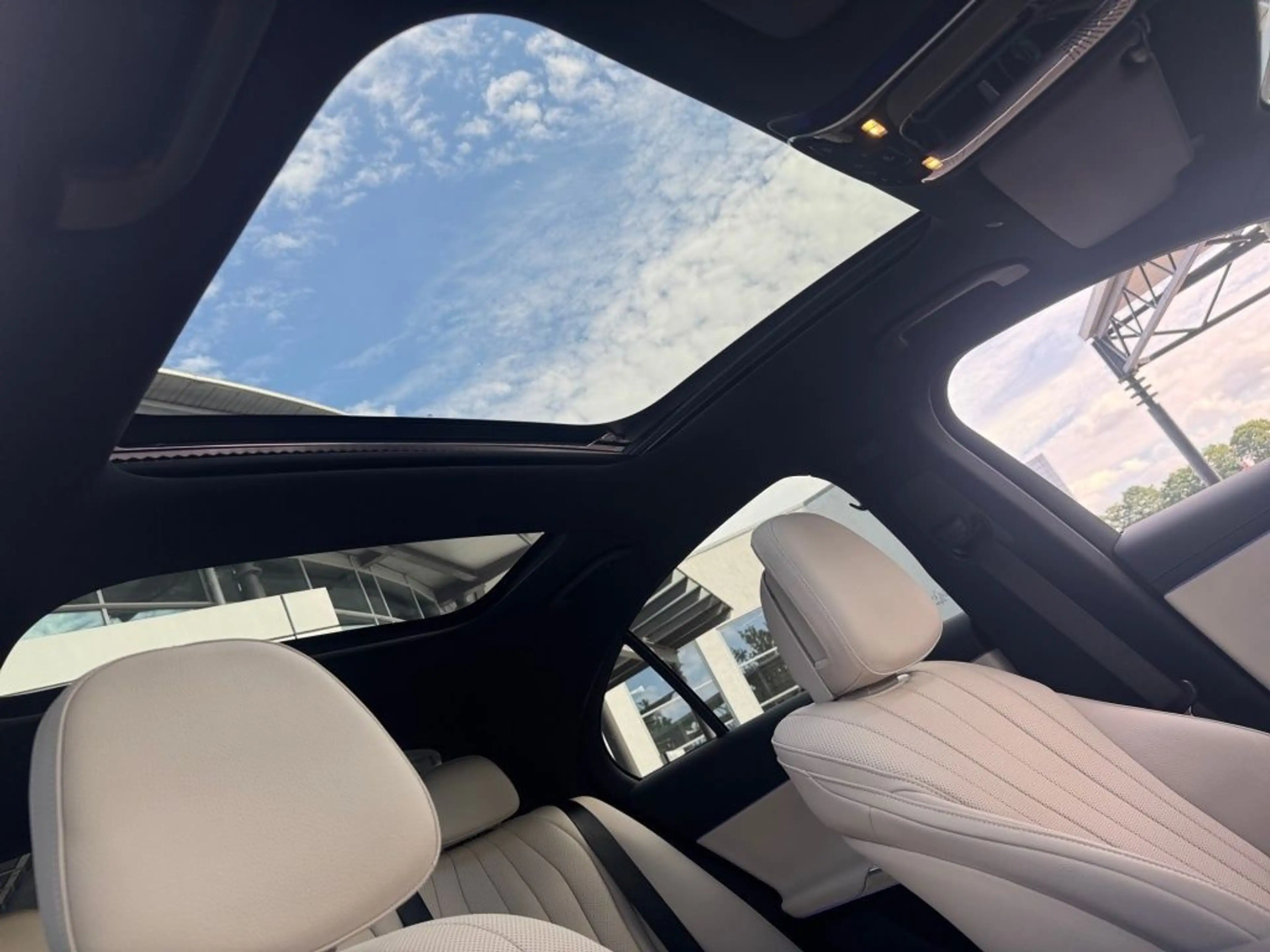 Mercedes-Benz E 300 de 4M AMG. Pano, Superscreen, Beige Int. — photo 6