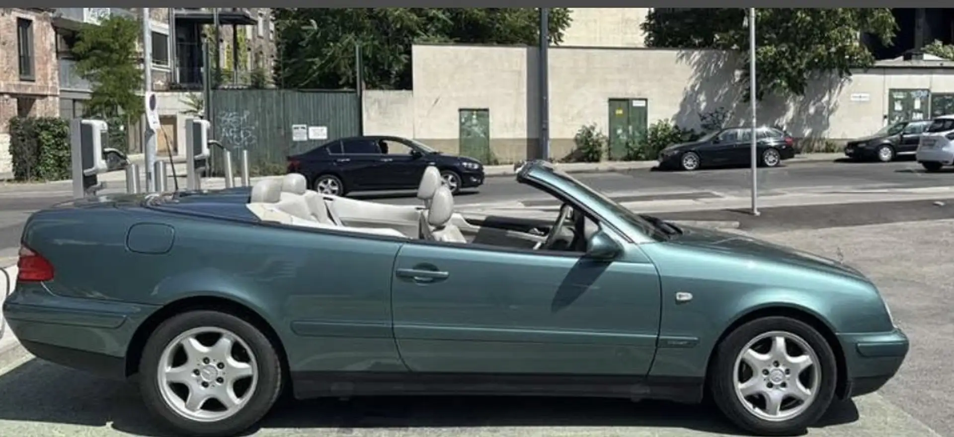 Mercedes-Benz CLK Das Auto ist in sehr gutem Zustand. Der Wagen ist Grün - 2