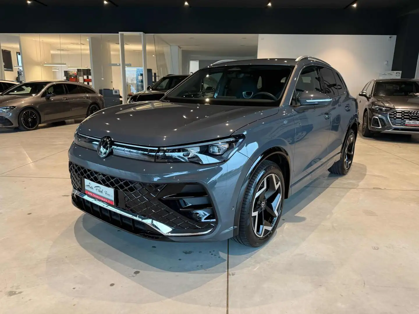 Volkswagen Tiguan 2.0 TDI 150 CV DSG R-Line Grigio - 2
