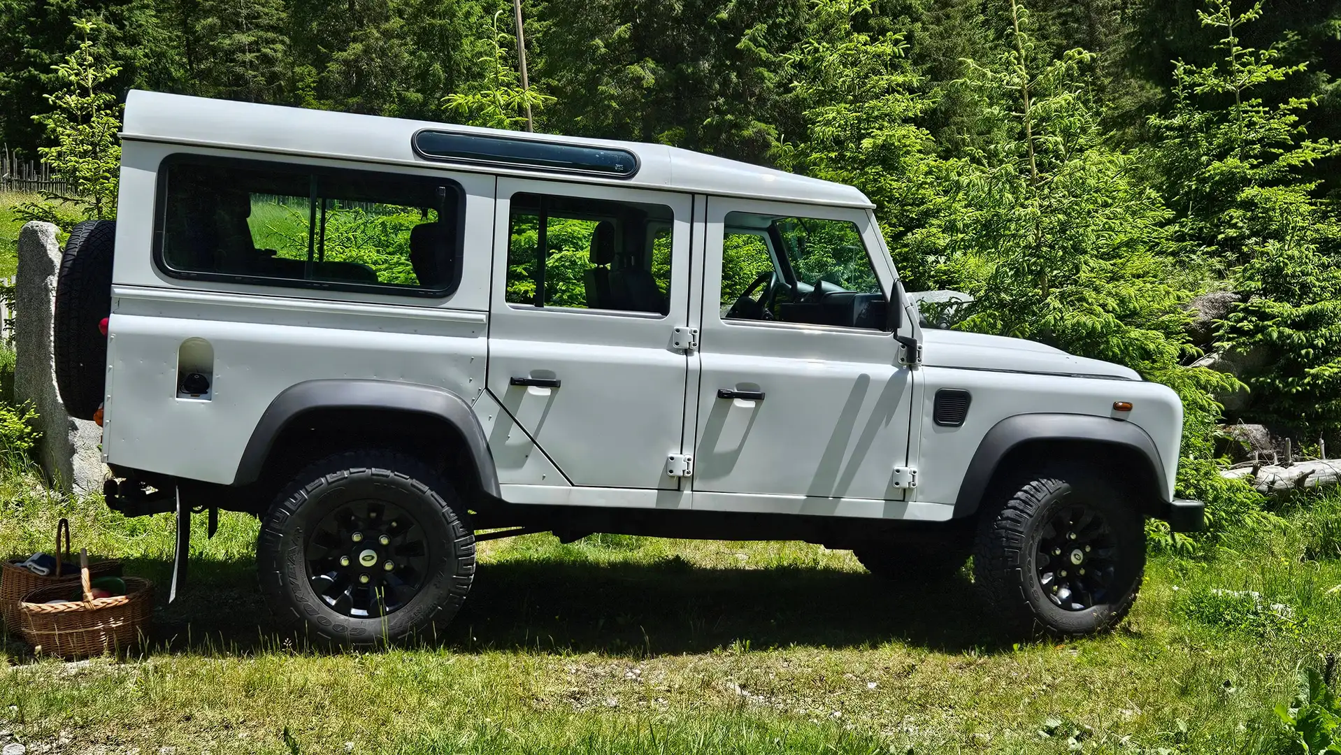 Land Rover Defender Defender 110" SW 2,4 TD4 SVX ROUGH 160 7 Sitze SVX ROUGH Weiß - 1