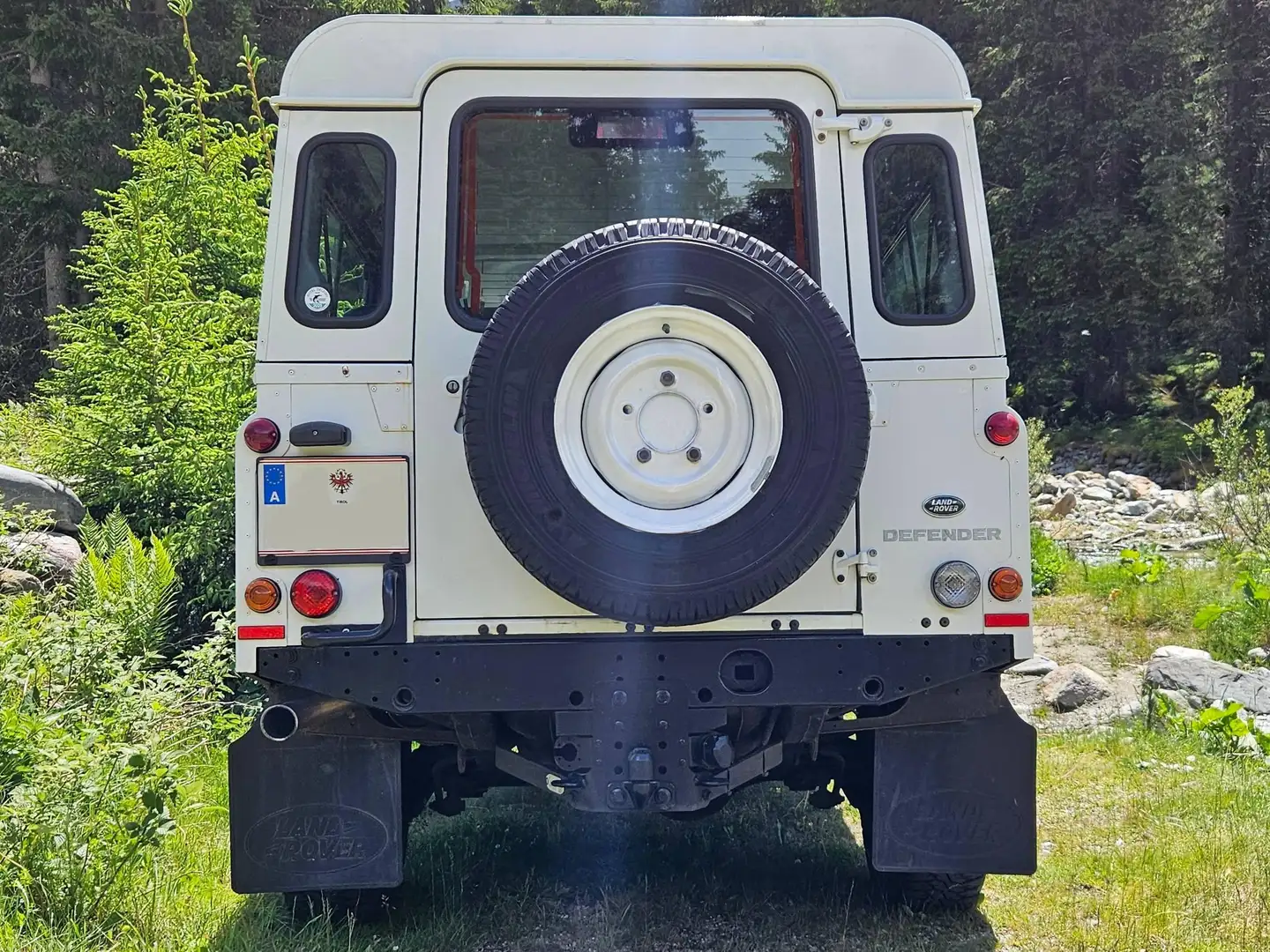 Land Rover Defender Defender 110" SW 2,4 TD4 SVX ROUGH 160 7 Sitze SVX ROUGH Weiß - 2
