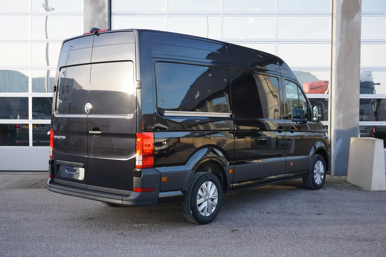 Volkswagen Crafter 35 l 2.0 TDI 177PK l Automaat l L3H3 l Exclusive l Zwart - 2