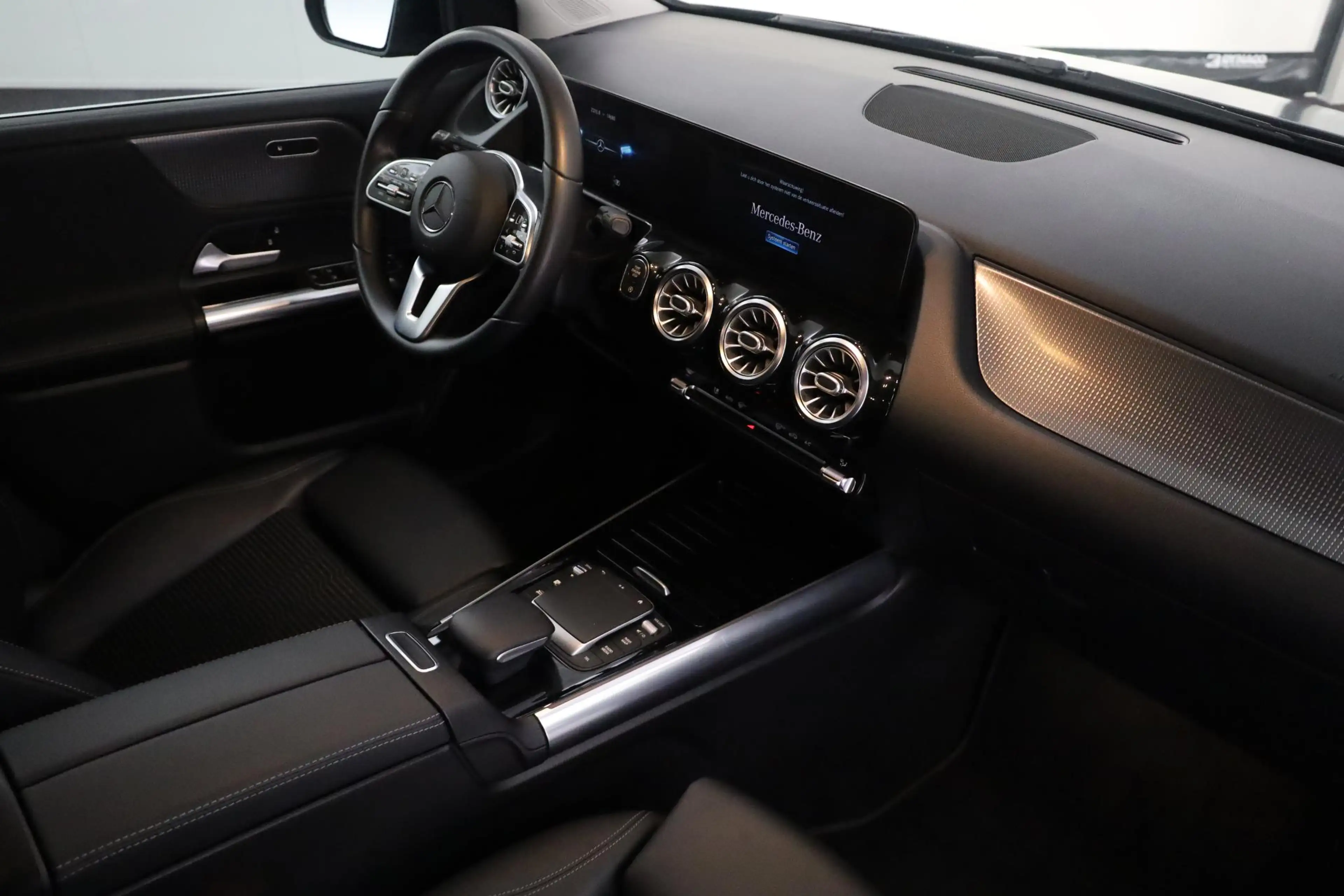 Mercedes-Benz B 250 Premium Plus — photo 11