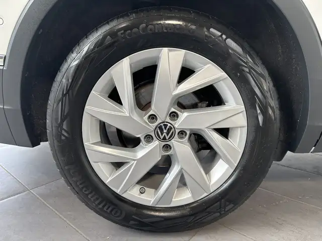 Volkswagen Tiguan Allspace view 3