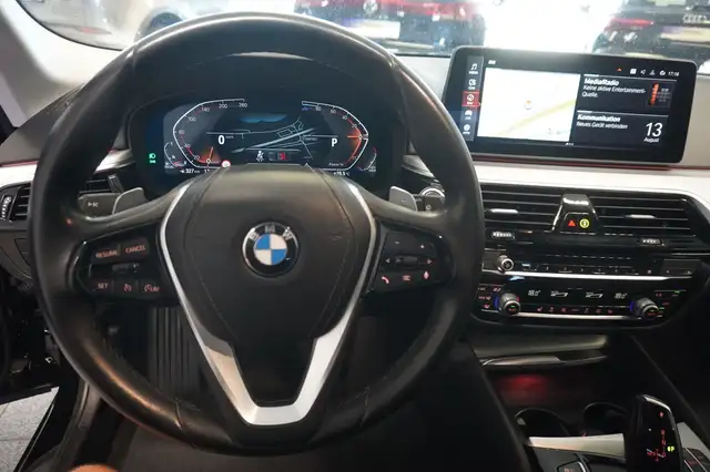 BMW 5 Series view 11