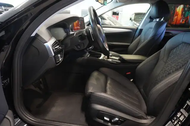 BMW 5 Series view 8
