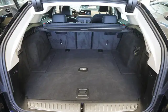 BMW 5 Series view 10