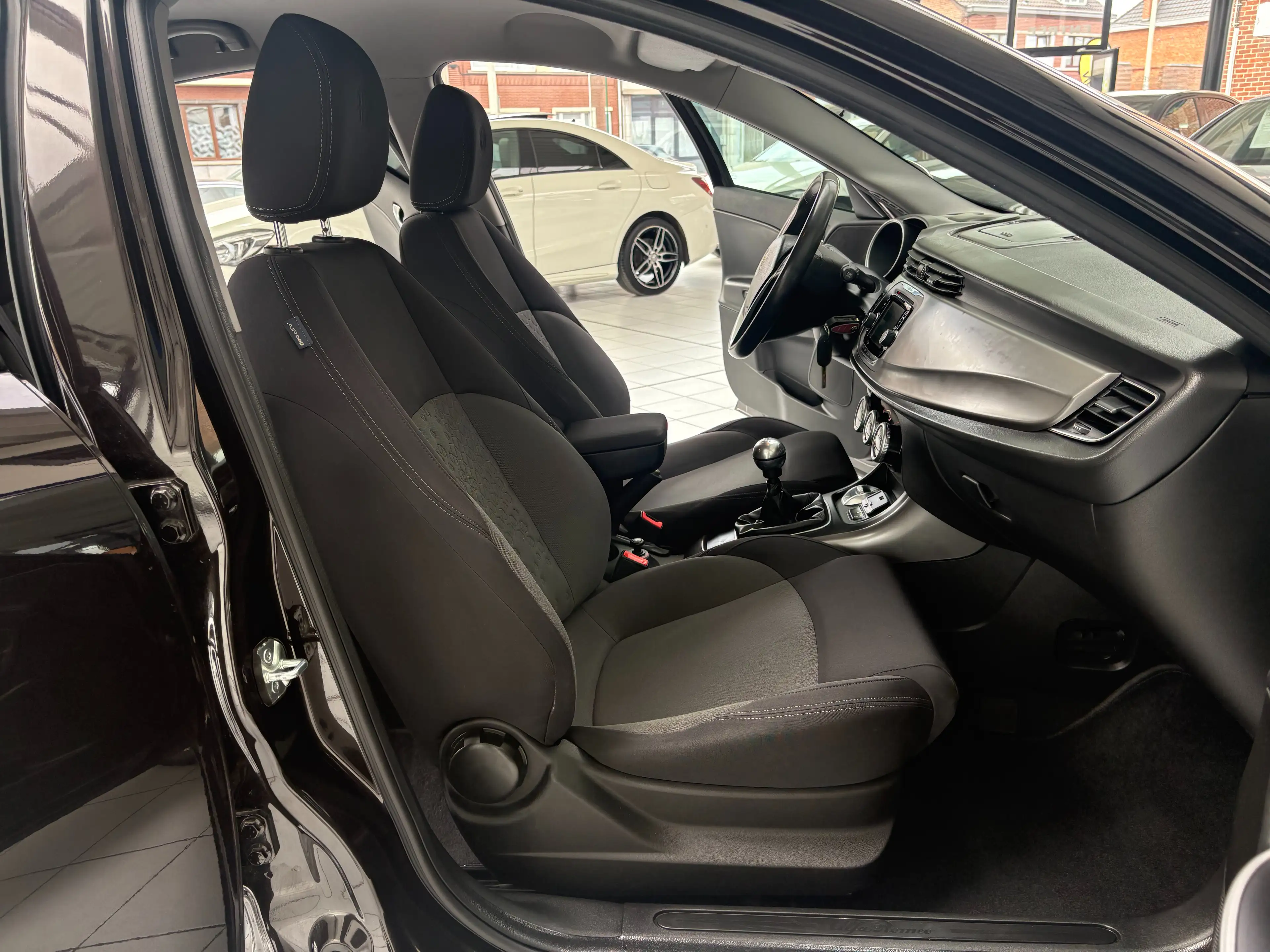 Alfa Romeo Giulietta Giulietta 1.6 JTDm *PDC * JANTES * 5 PORTES * — photo 12