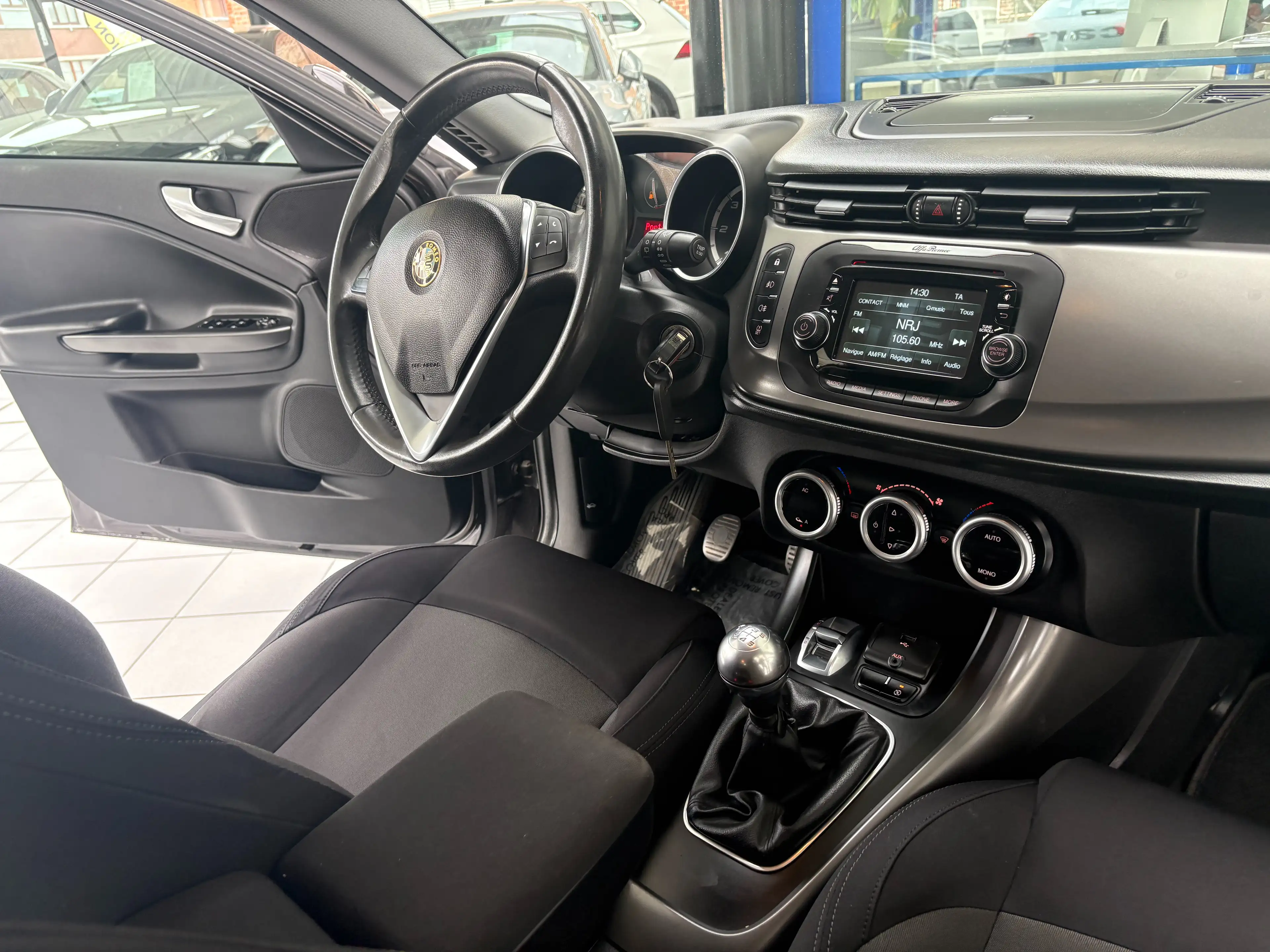 Alfa Romeo Giulietta Giulietta 1.6 JTDm *PDC * JANTES * 5 PORTES * — photo 13