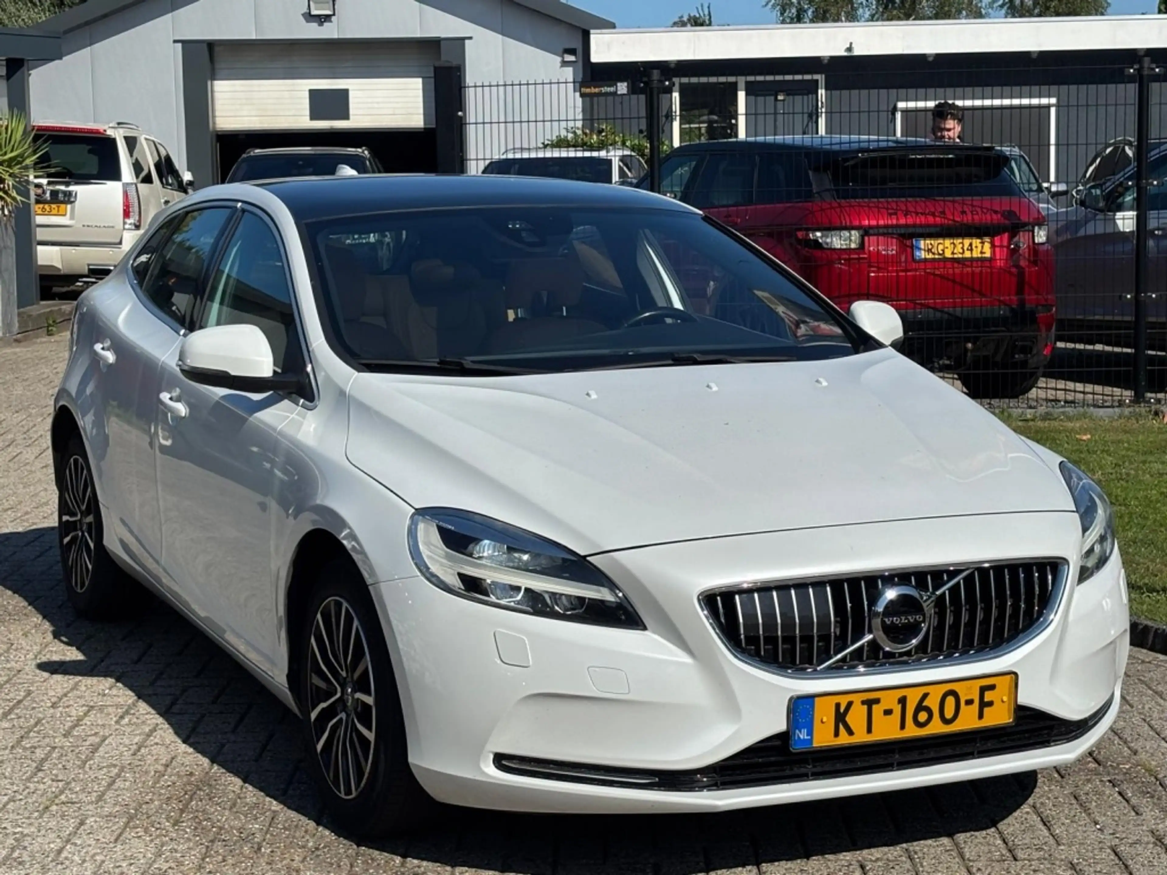 Volvo V40 2.0 D2 Nordic+ Dealerauto Leer Pano Trekhaak — photo 3