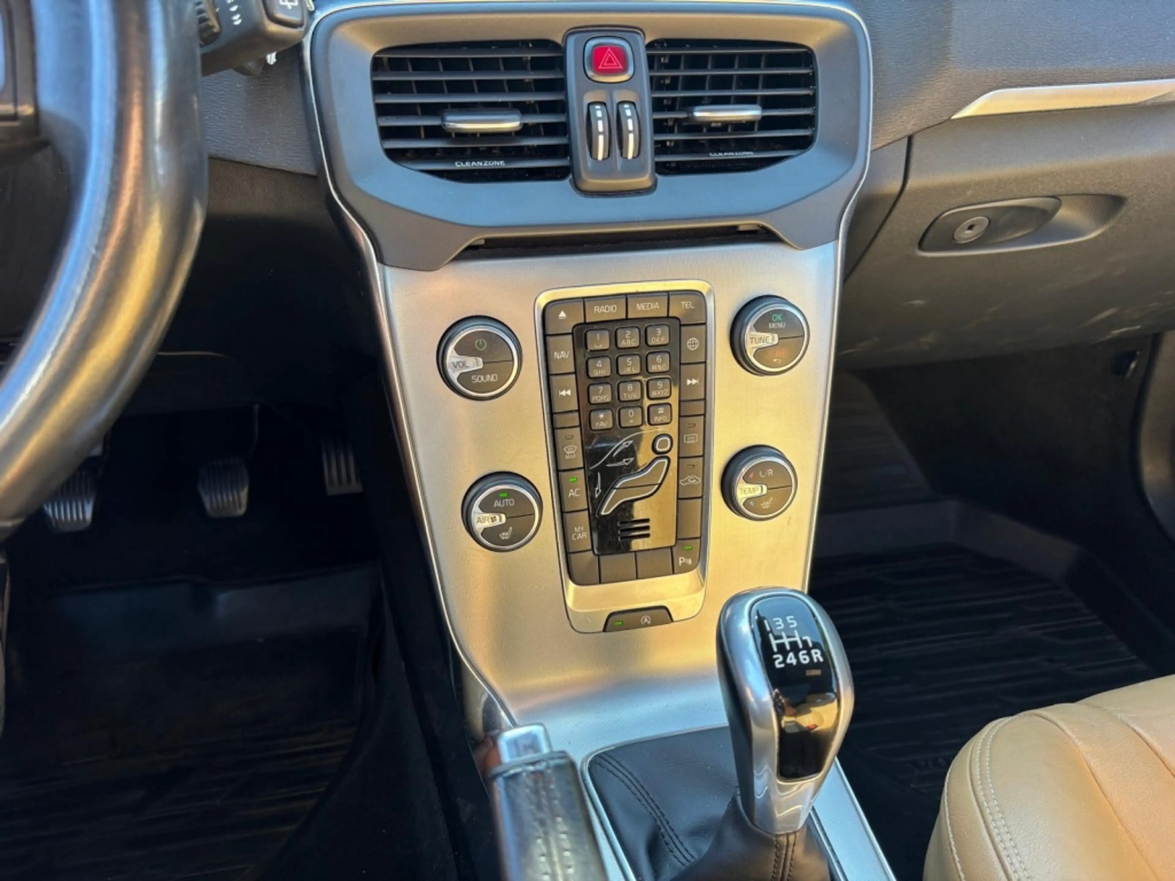 Volvo V40 2.0 D2 Nordic+ Dealerauto Leer Pano Trekhaak — photo 15