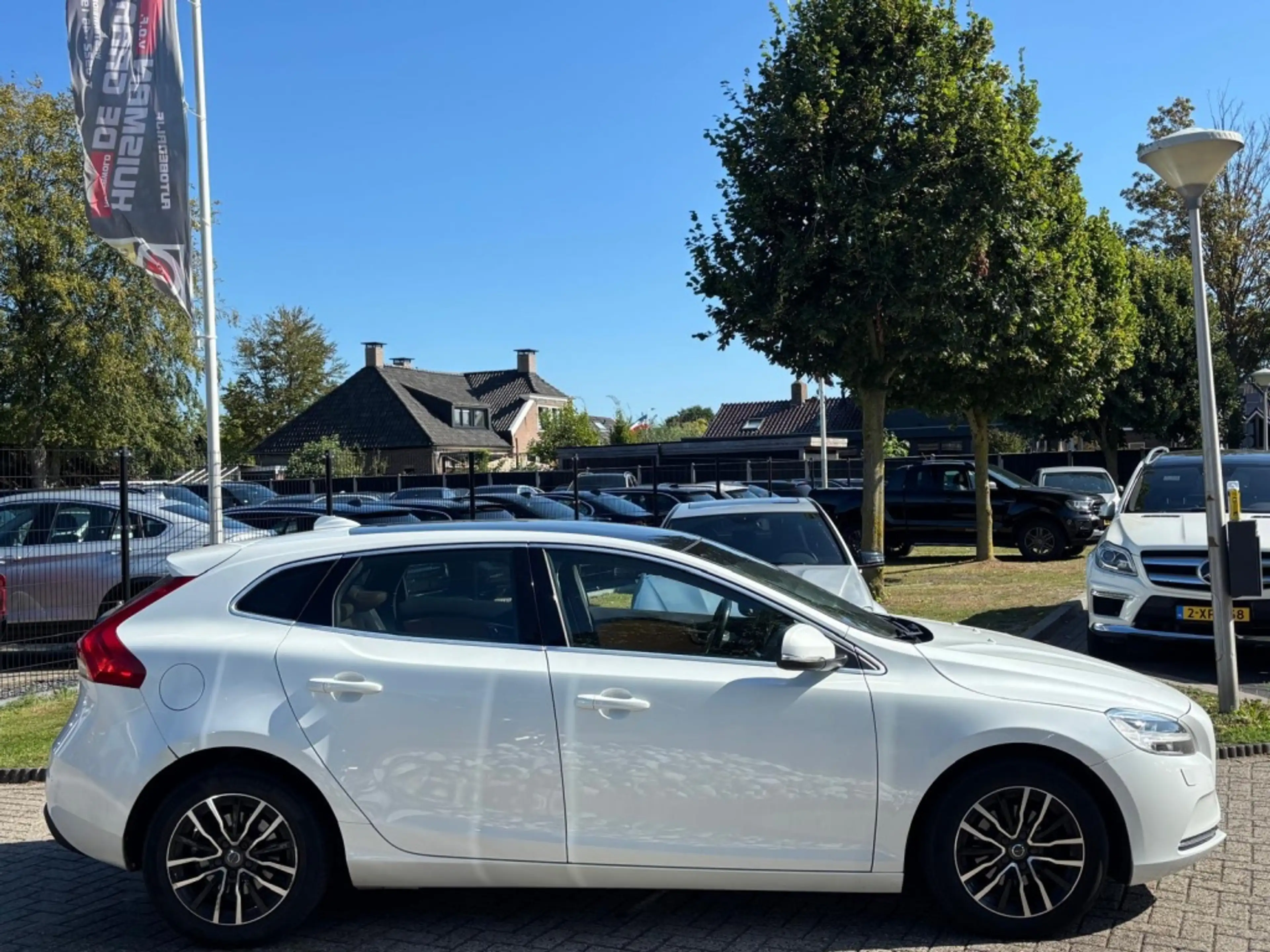Volvo V40 2.0 D2 Nordic+ Dealerauto Leer Pano Trekhaak — photo 4