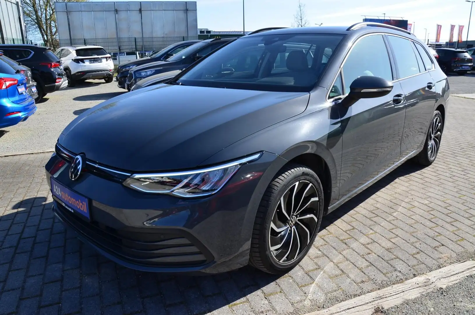 Volkswagen Golf VIII Variant 2.0 TDI Life LED Navi AHK ACC Grau - 1