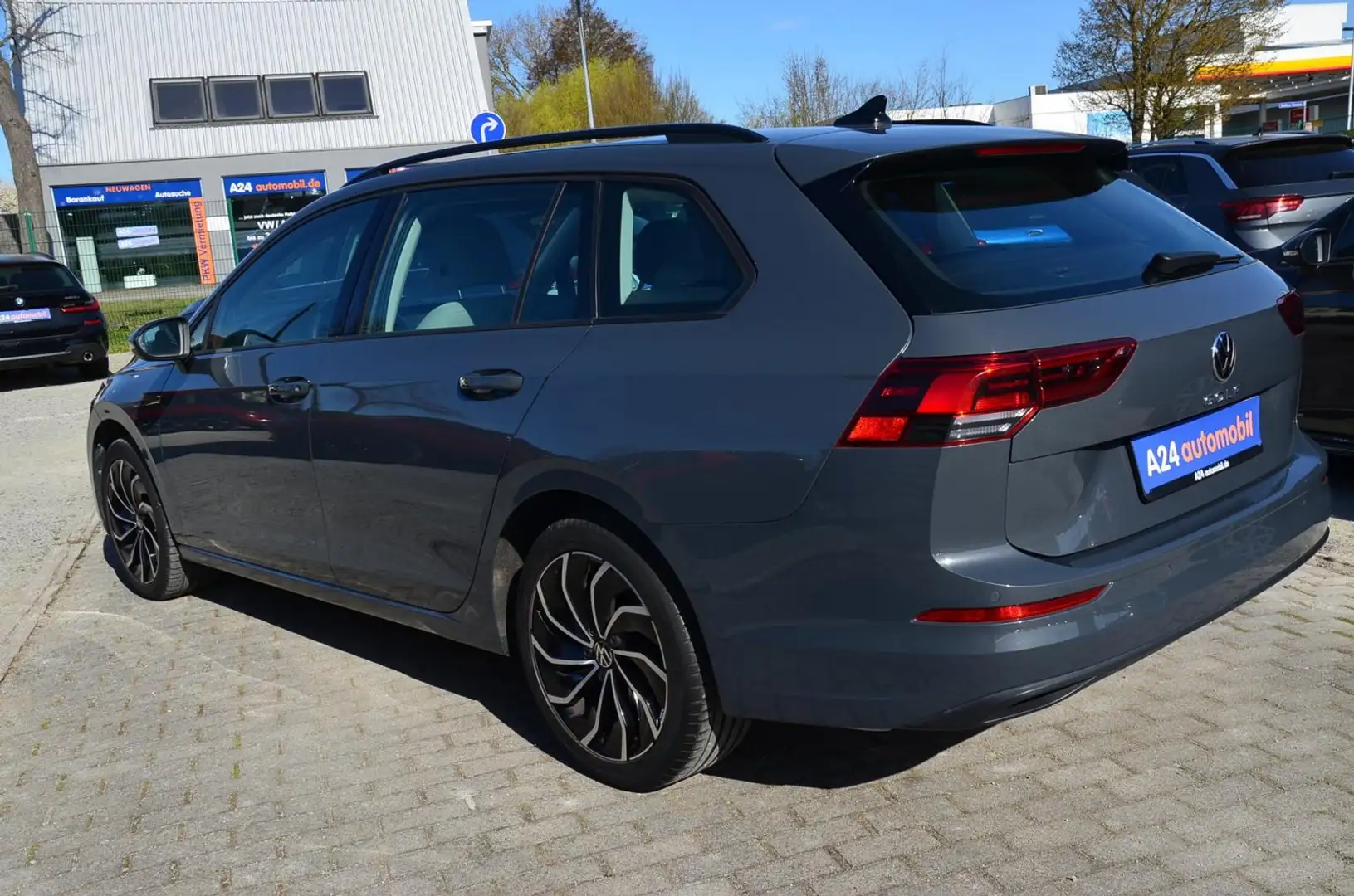 Volkswagen Golf VIII Variant 2.0 TDI Life LED Navi AHK ACC Grau - 2