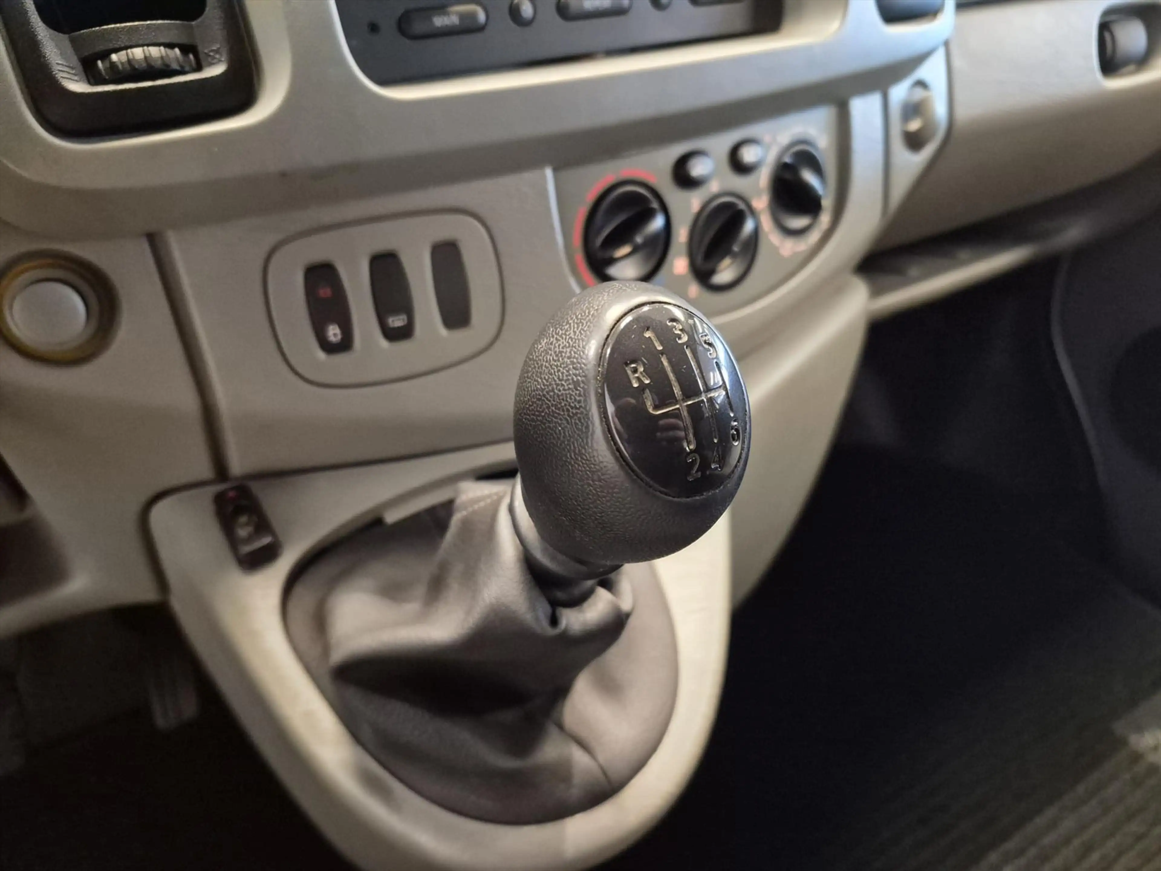 Opel Vivaro L1H1 Rolstoelbus - LAGE KM-STAND — photo 26