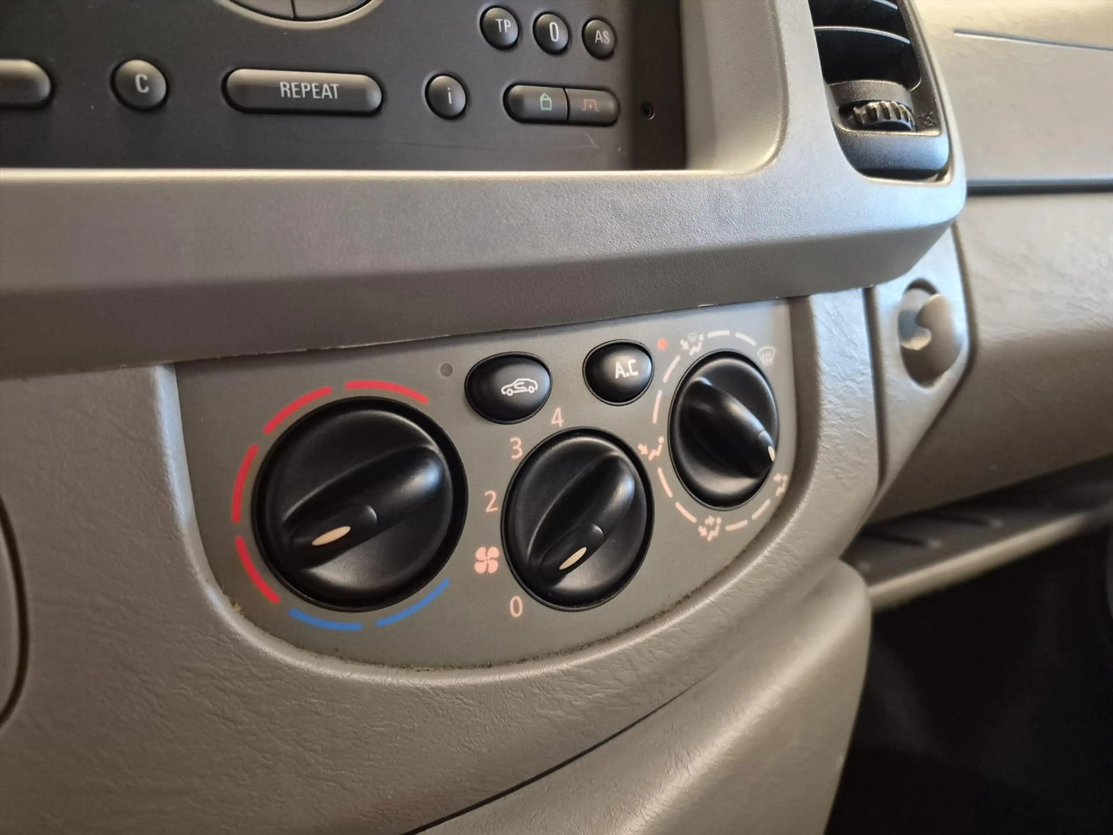 Opel Vivaro L1H1 Rolstoelbus - LAGE KM-STAND — photo 23