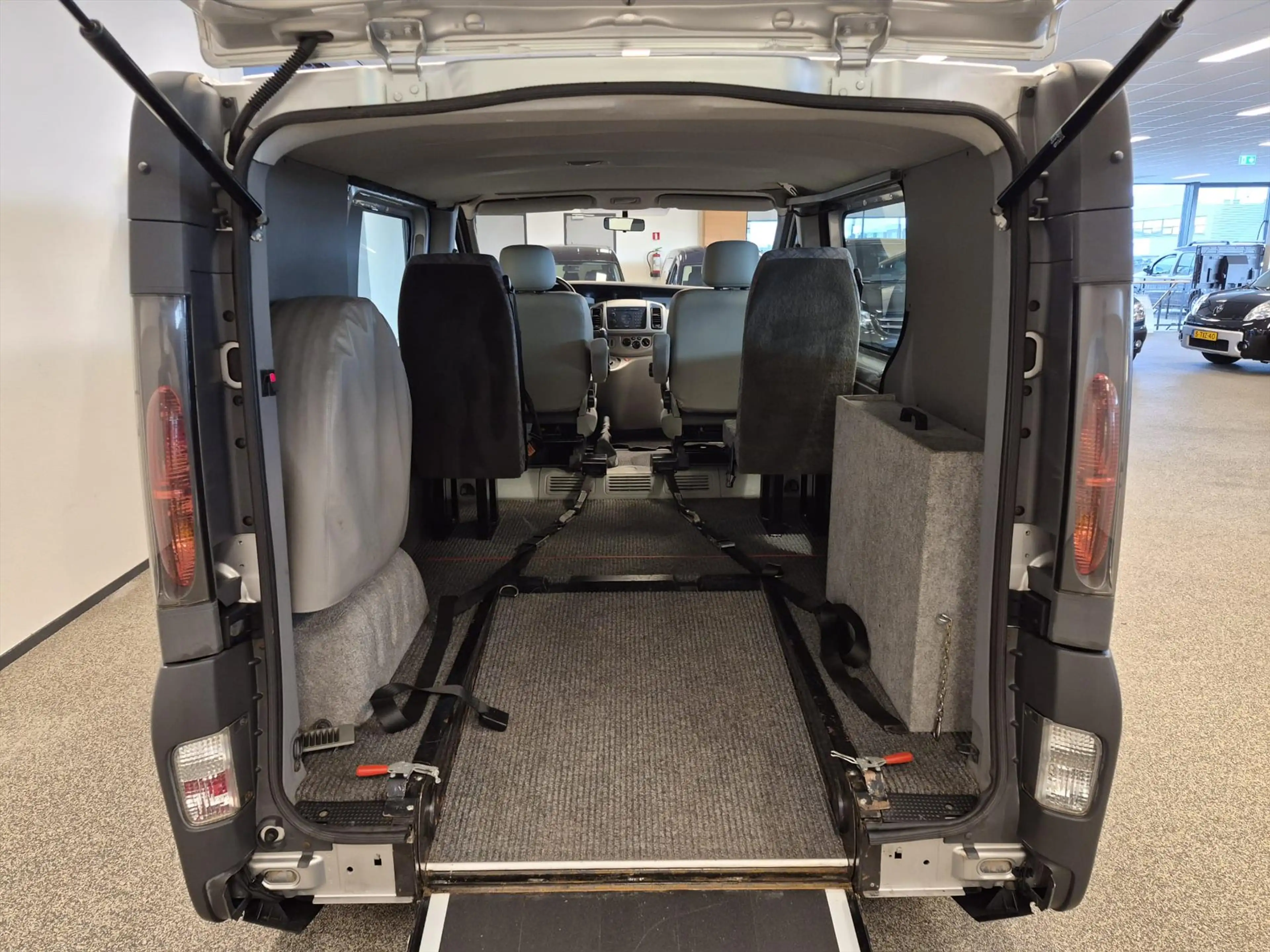 Opel Vivaro L1H1 Rolstoelbus - LAGE KM-STAND — photo 17