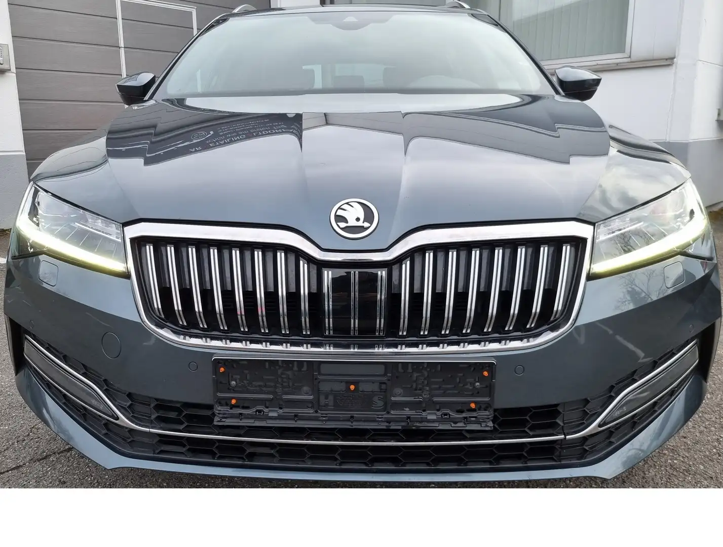 Skoda Superb L&K ACC DCC StandHeiz AHK Matrix Kamera Grau - 2