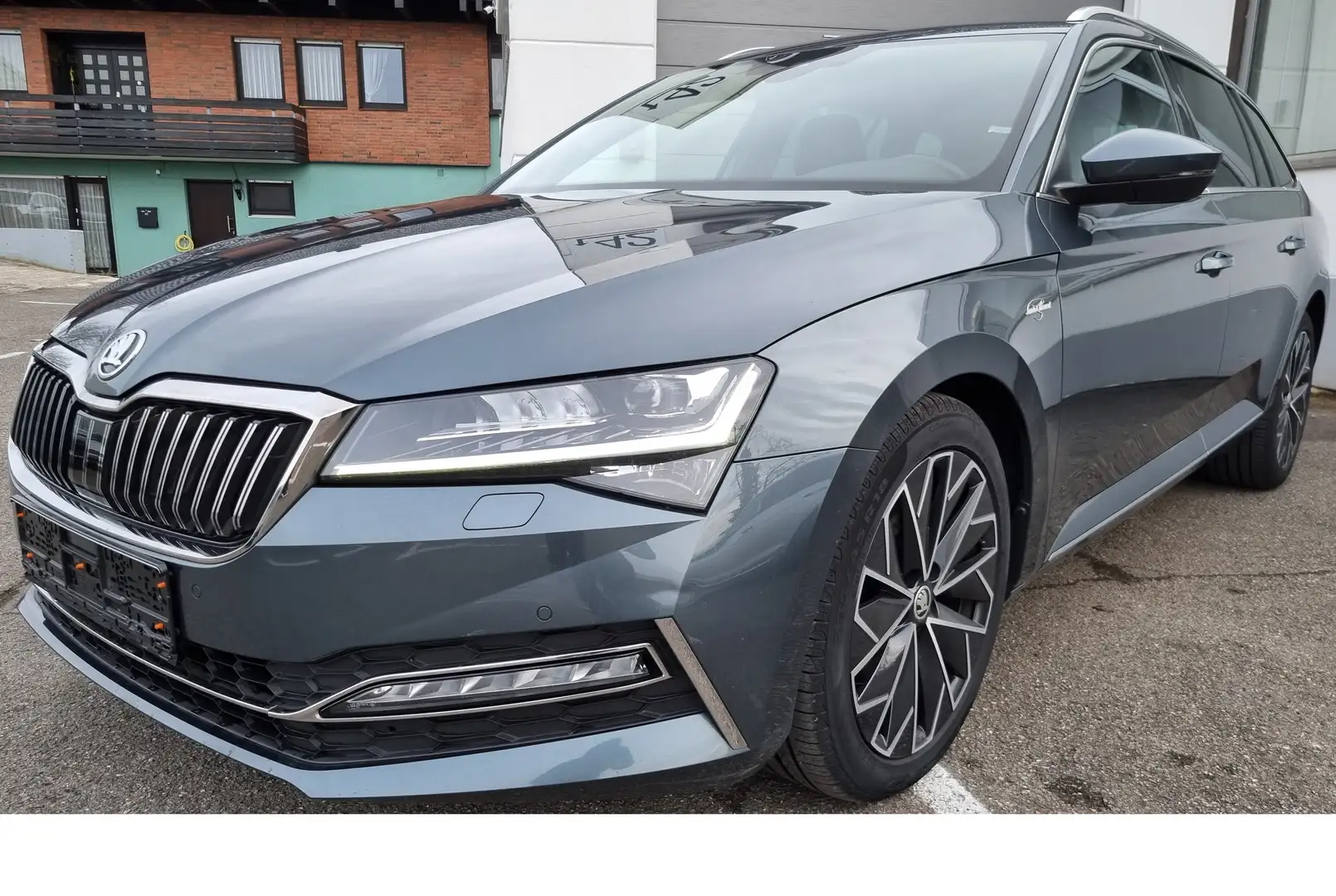 Skoda Superb L&K ACC DCC StandHeiz AHK Matrix Kamera Grau - 1