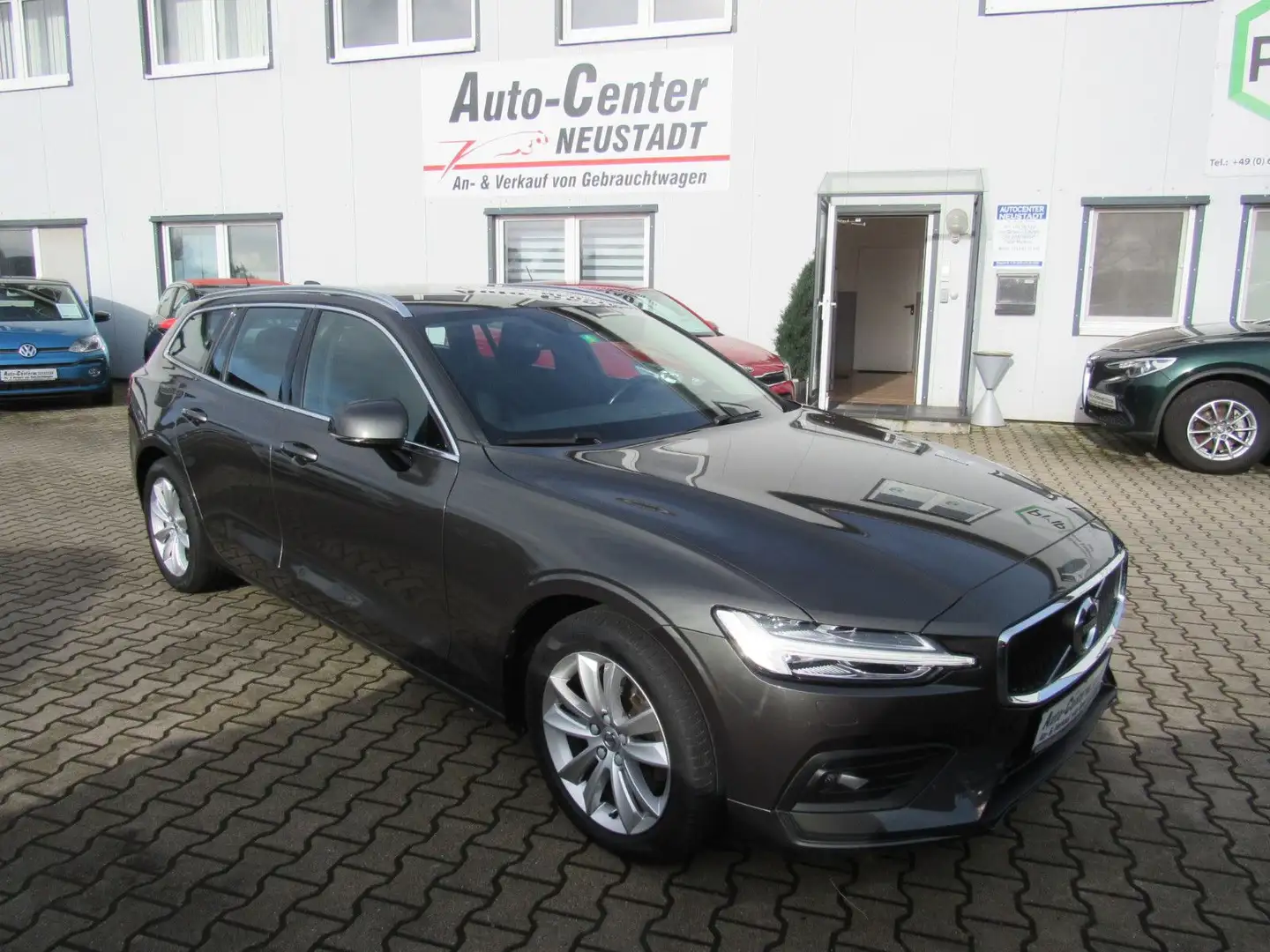 Volvo V60 Kombi Momentum Pro, AHK, LED, NAVI, PDC.. Grau - 1