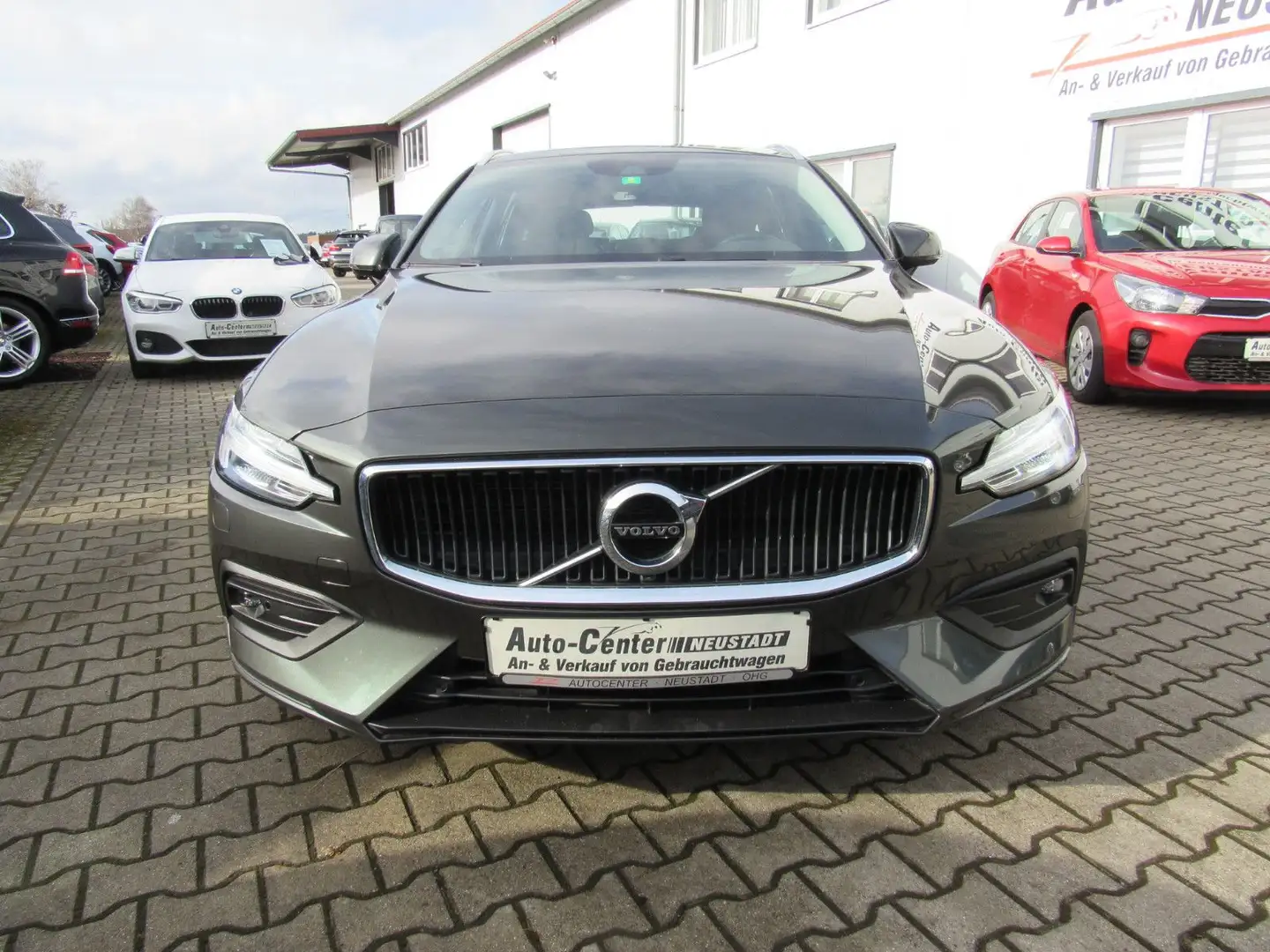 Volvo V60 Kombi Momentum Pro, AHK, LED, NAVI, PDC.. Grau - 2