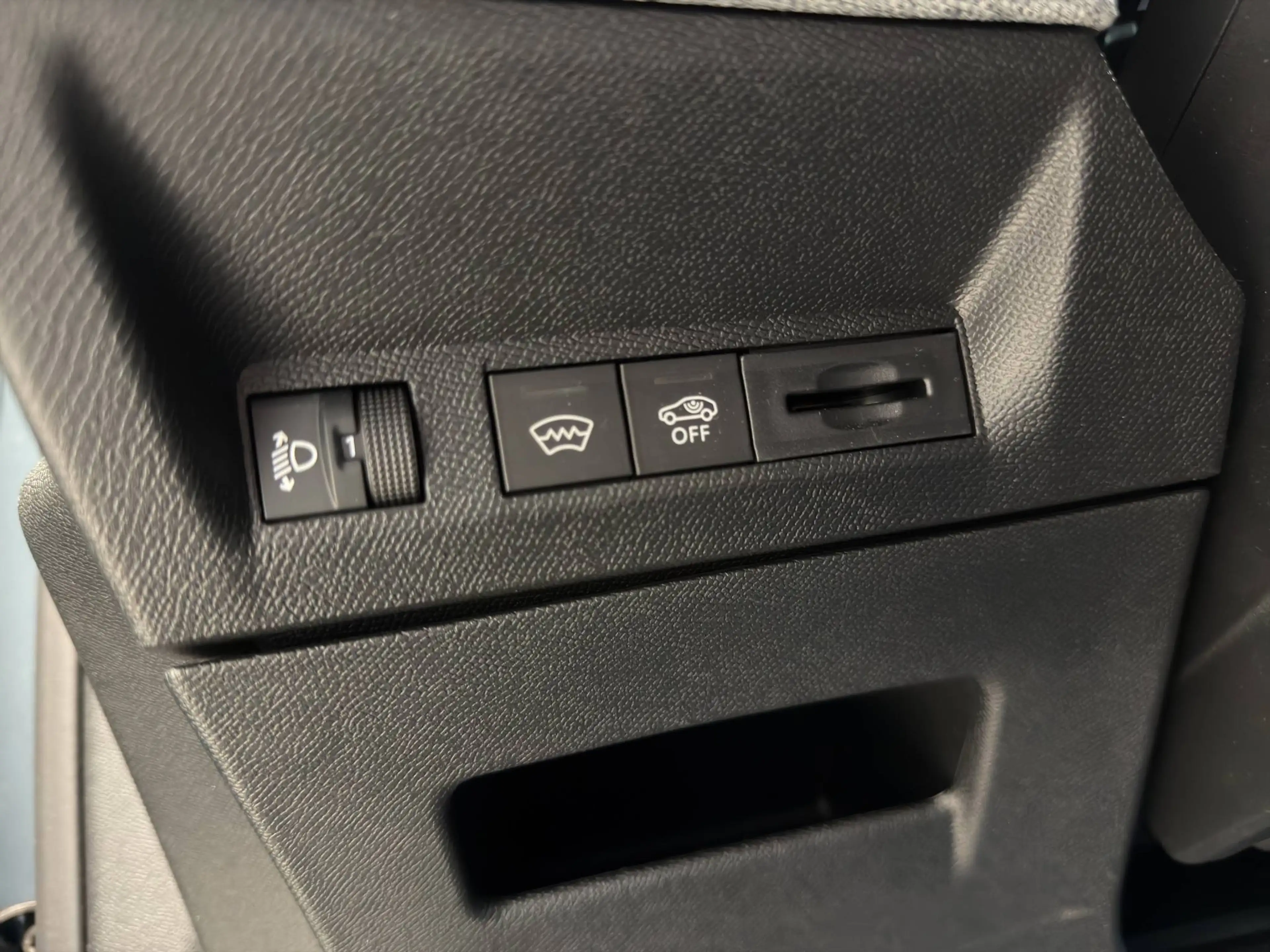 Peugeot 3008 Allure 1.2 145 e-DSC6 Mild-Hybrid LED/DAB/SHZ/PDC/RFK/NAVI — photo 22