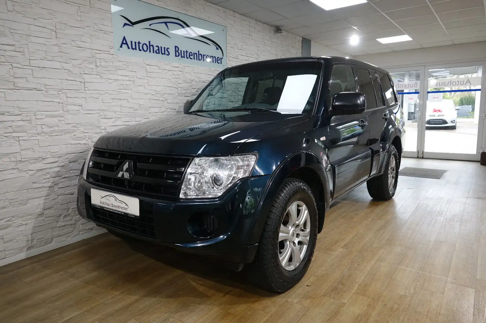 Mitsubishi Pajero 3.2 DI-D Inform Allrad AHK Klima Tagfahrl Grün - 1