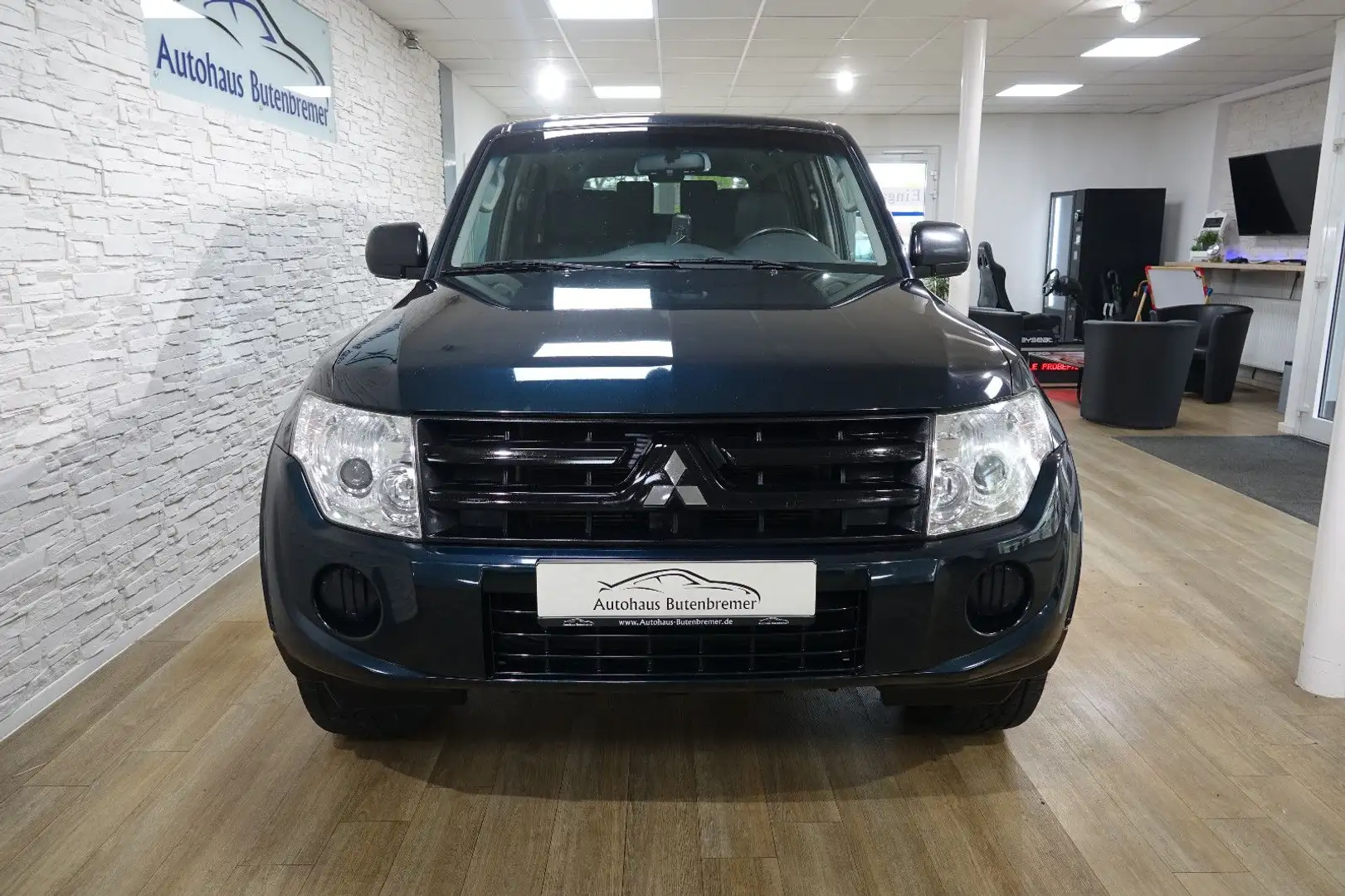 Mitsubishi Pajero 3.2 DI-D Inform Allrad AHK Klima Tagfahrl Grün - 2