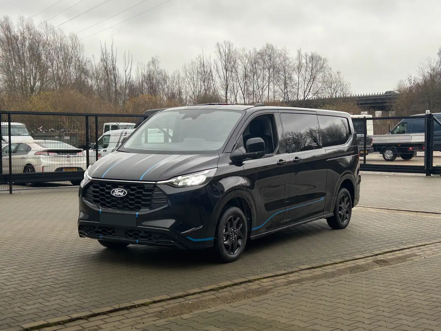 Ford Transit Custom 320 2.5 227pk PHEV L2H1 Sport Zwart - 2