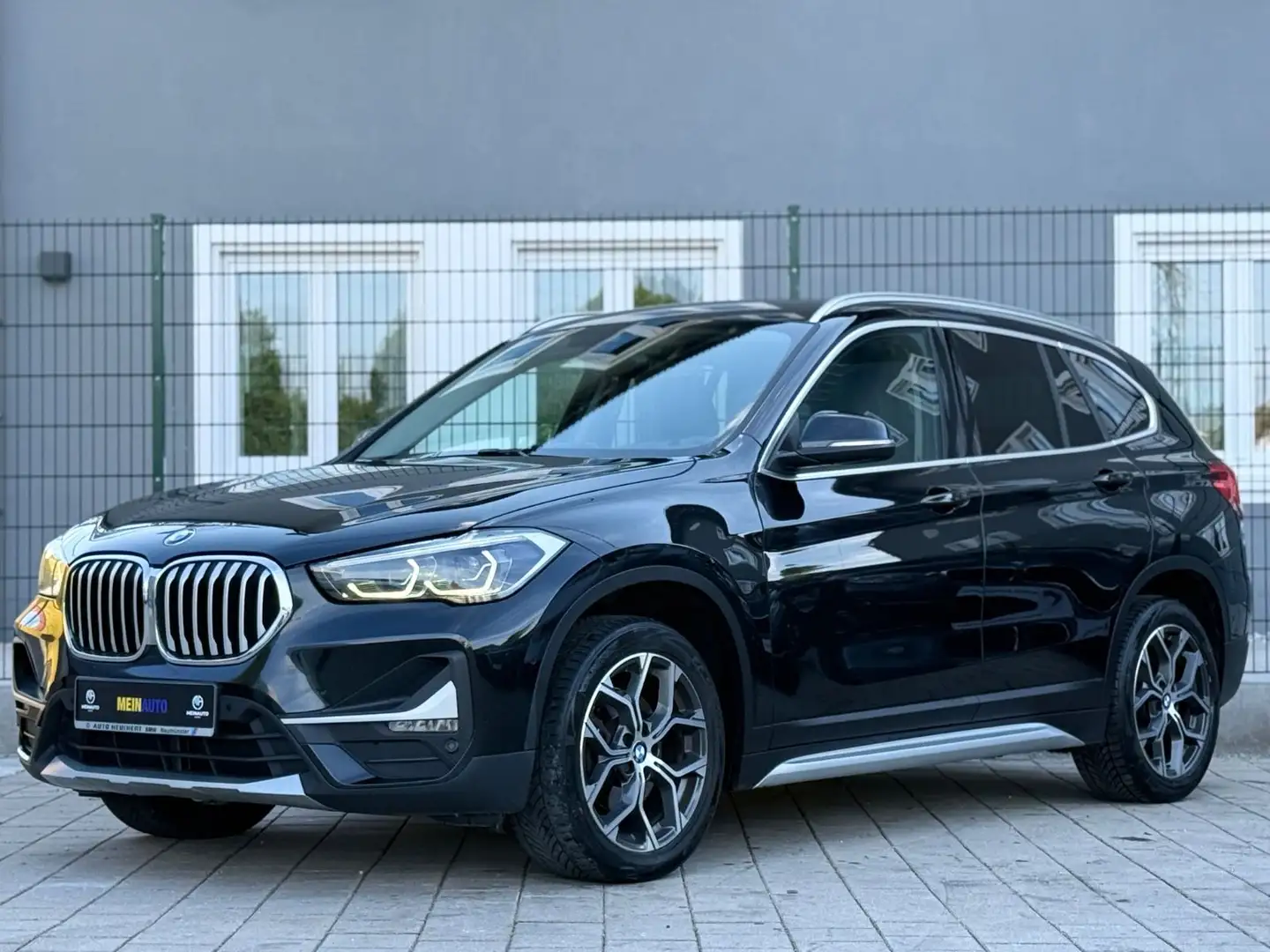 BMW X1 xDrive 18 d xLine/HED-UP/LED/AHK/NAVI Zwart - 1